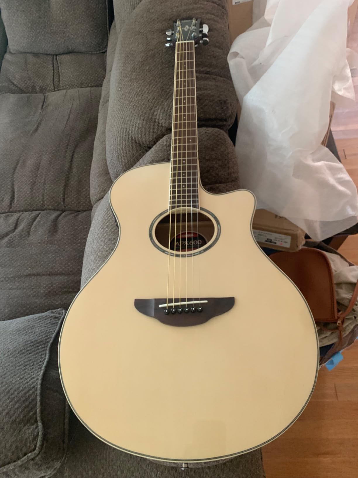 Yamaha APX600 VW Thin Body Acoustic-Electric Guitar, Vintage White Customer Review Yamaha APX600 VW Thin Body Acoustic-Electric Guitar, Vintage White - Customer Photo 3
