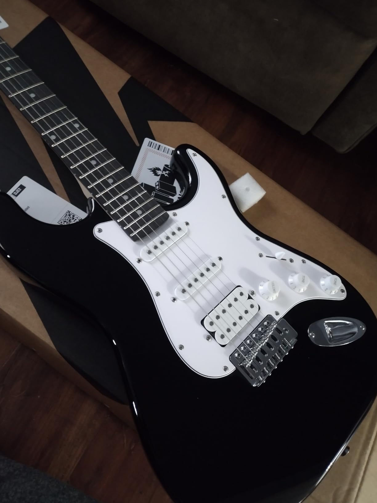 Donner DST-100S 39 Inch Full Size Electric Guitar Kit Solid Body Sunburst, Beginner Starter, with Amplifier, Bag, Capo, Strap, String, Tuner, Cable, Picks Customer Review Donner DST-100S 39 Inch Full Size Electric Guitar Kit Solid Body Sunburst, Beginner Starter, with Amplifier, Bag, Capo, Strap, String, Tuner, Cable, Picks - Customer Photo 2