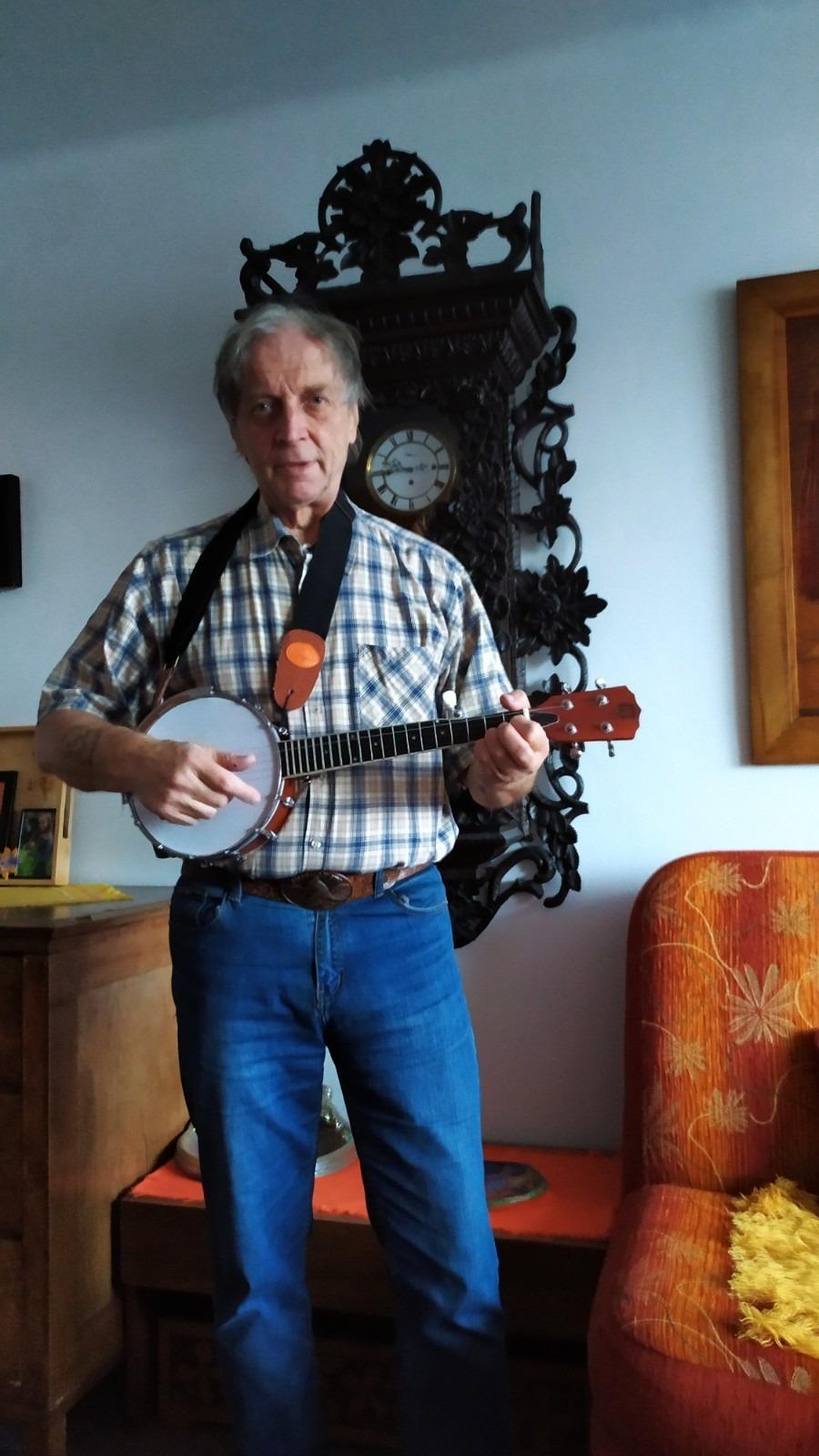 Vangoa 5 String Banjo 26 Inch, MINI Travel Banjo Beginner Kit with Remo Head, Open Back & Closed Solid Back with beginner Kit, Comfortable Carrying Bag - Customer Photo 1