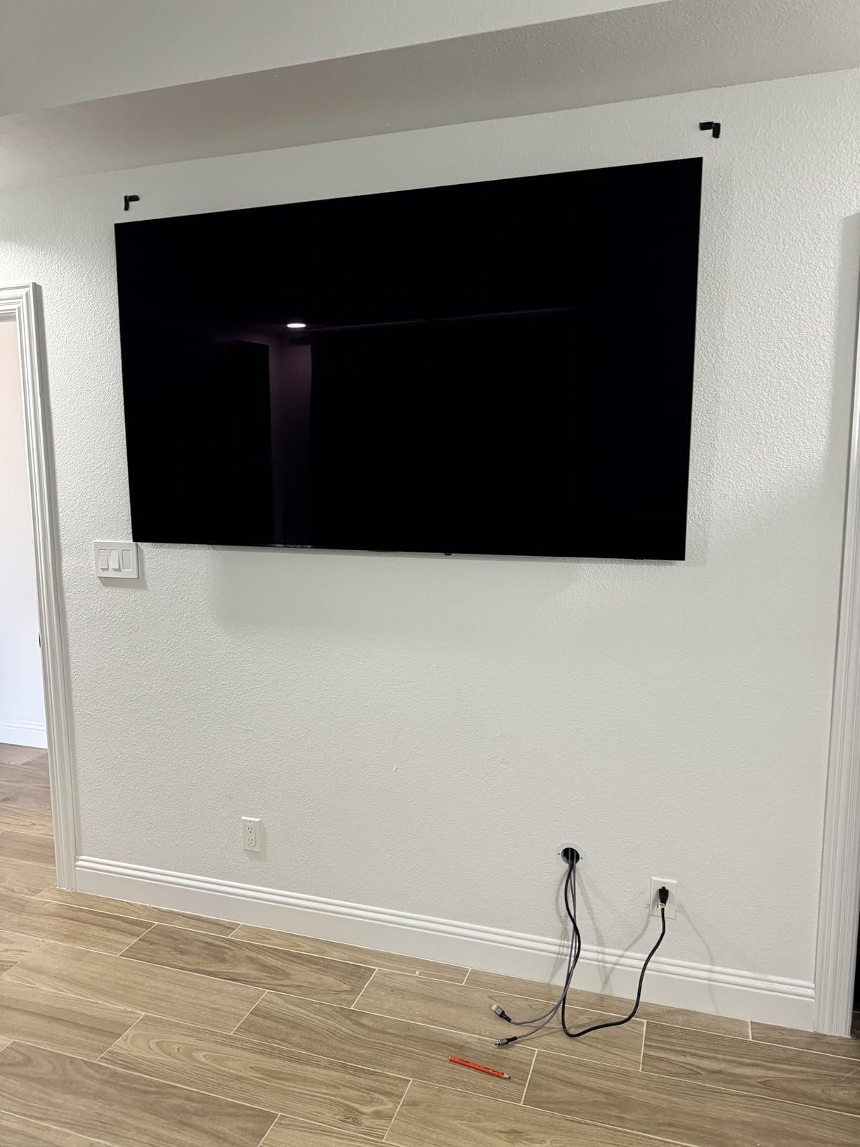 ECHOGEAR TV Cord Hider for Wall Mounted TV - White Cable Management Kit Hides TV Wires Behind The Wall- Includes 2 Pass Throughs, Locking Brackets, and Hole Saw Drill Attachment for Easy Install Customer Review ECHOGEAR TV Cord Hider for Wall Mounted TV - White Cable Management Kit Hides TV Wires Behind The Wall- Includes 2 Pass Throughs, Locking Brackets, and Hole Saw Drill Attachment for Easy Install - Customer Photo 1