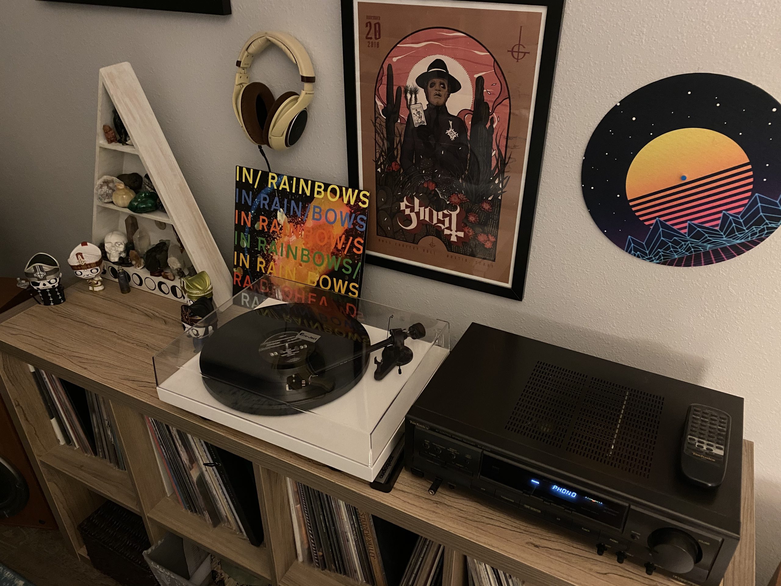 Pro-Ject Debut Carbon EVO, Audiophile Turntable with Carbon Fiber tonearm, Electronic Speed Selection and pre-Mounted Sumiko Rainier Phono Cartridge (High Gloss Black) Customer Review Pro-Ject Debut Carbon EVO, Audiophile Turntable with Carbon Fiber tonearm, Electronic Speed Selection and pre-Mounted Sumiko Rainier Phono Cartridge (High Gloss Black) - Customer Photo 1