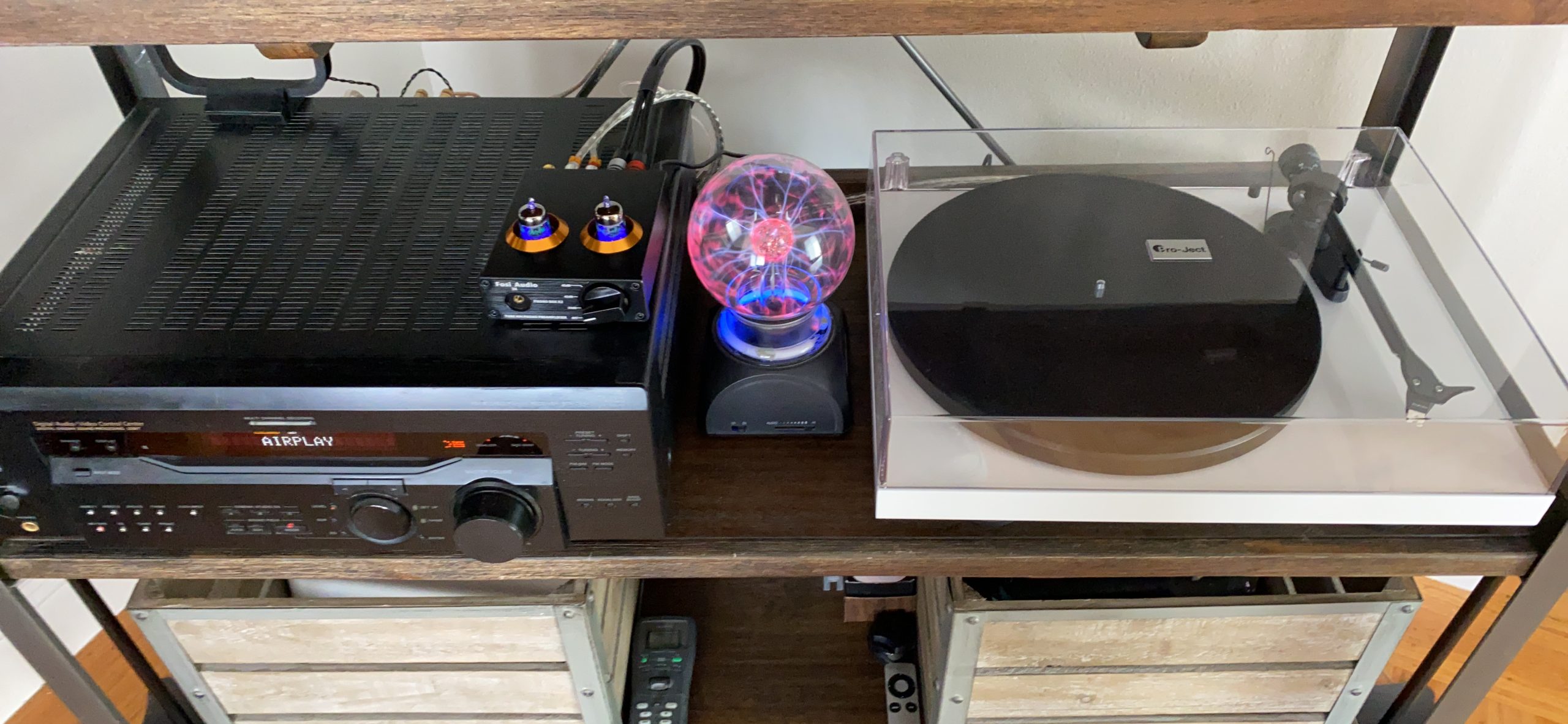 Pro-Ject Debut Carbon EVO, Audiophile Turntable with Carbon Fiber tonearm, Electronic Speed Selection and pre-Mounted Sumiko Rainier Phono Cartridge (High Gloss Black) Customer Review Pro-Ject Debut Carbon EVO, Audiophile Turntable with Carbon Fiber tonearm, Electronic Speed Selection and pre-Mounted Sumiko Rainier Phono Cartridge (High Gloss Black) - Customer Photo 2