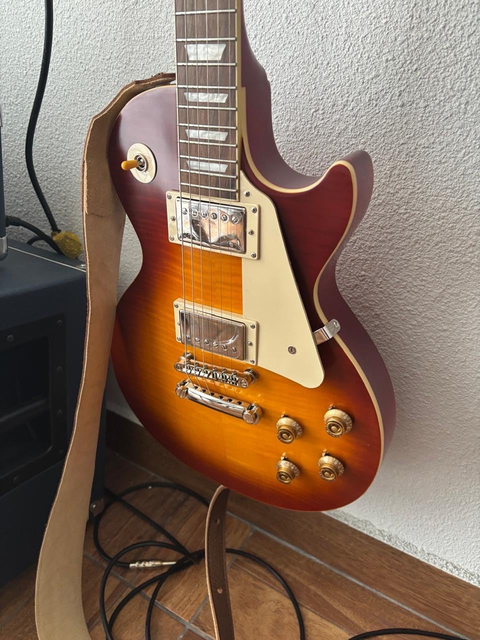 Epiphone 1959 Les Paul Standard, Aged Dark Burst with Hard Case Customer Review Epiphone 1959 Les Paul Standard, Aged Dark Burst with Hard Case - Customer Photo 2