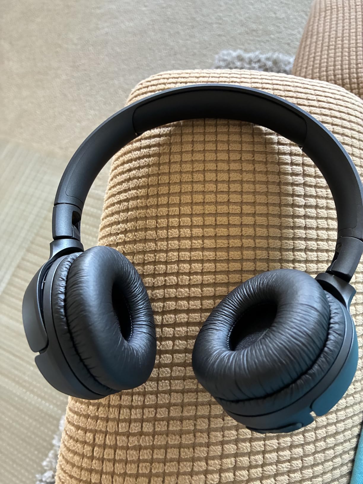 JBL Tune 510BT - Bluetooth Headphones with up to 40 Hours Battery, Microphone for Call, Foldable and Comfortable, Android and iOS Compatible (Black) customer photo 2