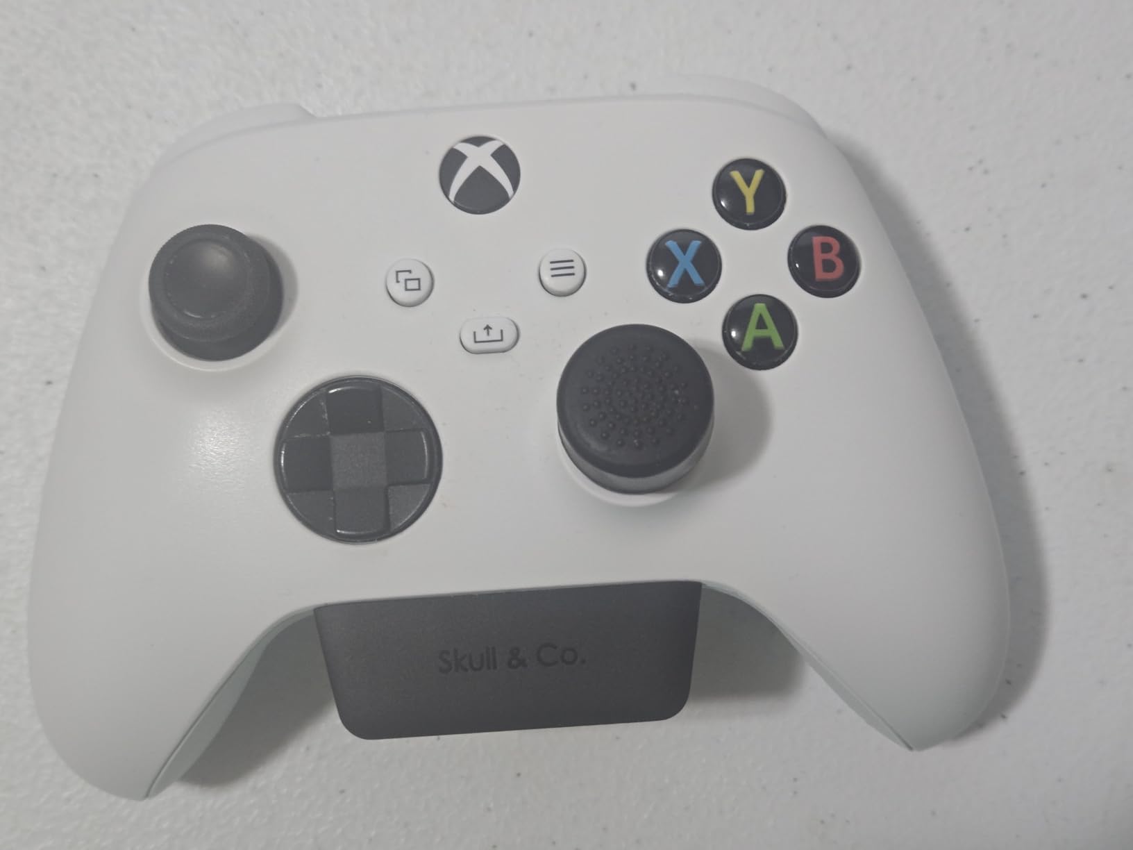 Skull & Co. AudioBox: Bluetooth 5.0 Wireless Audio Transmitter Adapter Low Latency for Xbox (XB1/XSX/XSS/Elite2) Controllers- Black - Customer Photo 1