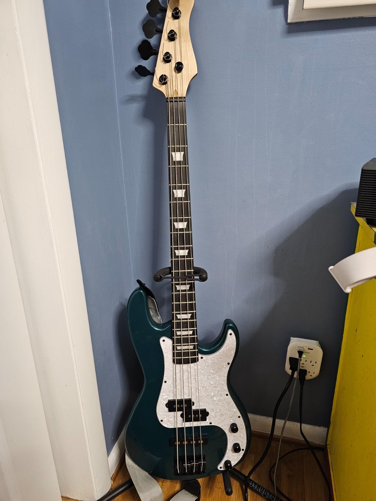 Ktaxon 4 String Electric Bass Guitar, PB-Style Full Size Standard Right Handed Beginner Kit with 20W AMP, Gig Bag, Strap, Upgrade Cable, Guitar Capo for Youths & Adults (Black) Customer Review Ktaxon 4 String Electric Bass Guitar, PB-Style Full Size Standard Right Handed Beginner Kit with 20W AMP, Gig Bag, Strap, Upgrade Cable, Guitar Capo for Youths & Adults (Black) - Customer Photo 1