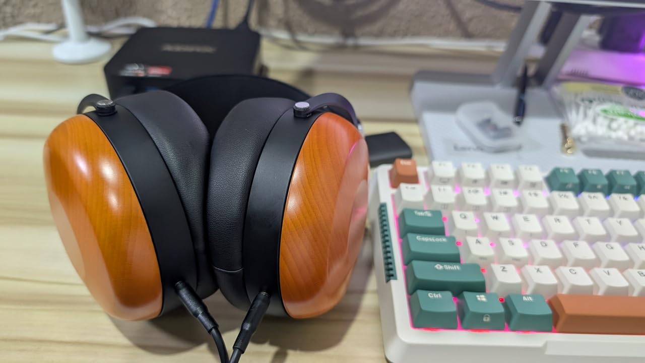 HIFIMAN SUNDARA Closed-Back Over-Ear Planar Magnetic Wired Hi-Fi Headphones with Stealth Magnet Design, Detachable Cable, Wood Ear Cups for Home, Studio, Recording Customer Review HIFIMAN SUNDARA Closed-Back Over-Ear Planar Magnetic Wired Hi-Fi Headphones with Stealth Magnet Design, Detachable Cable, Wood Ear Cups for Home, Studio, Recording - Customer Photo 2