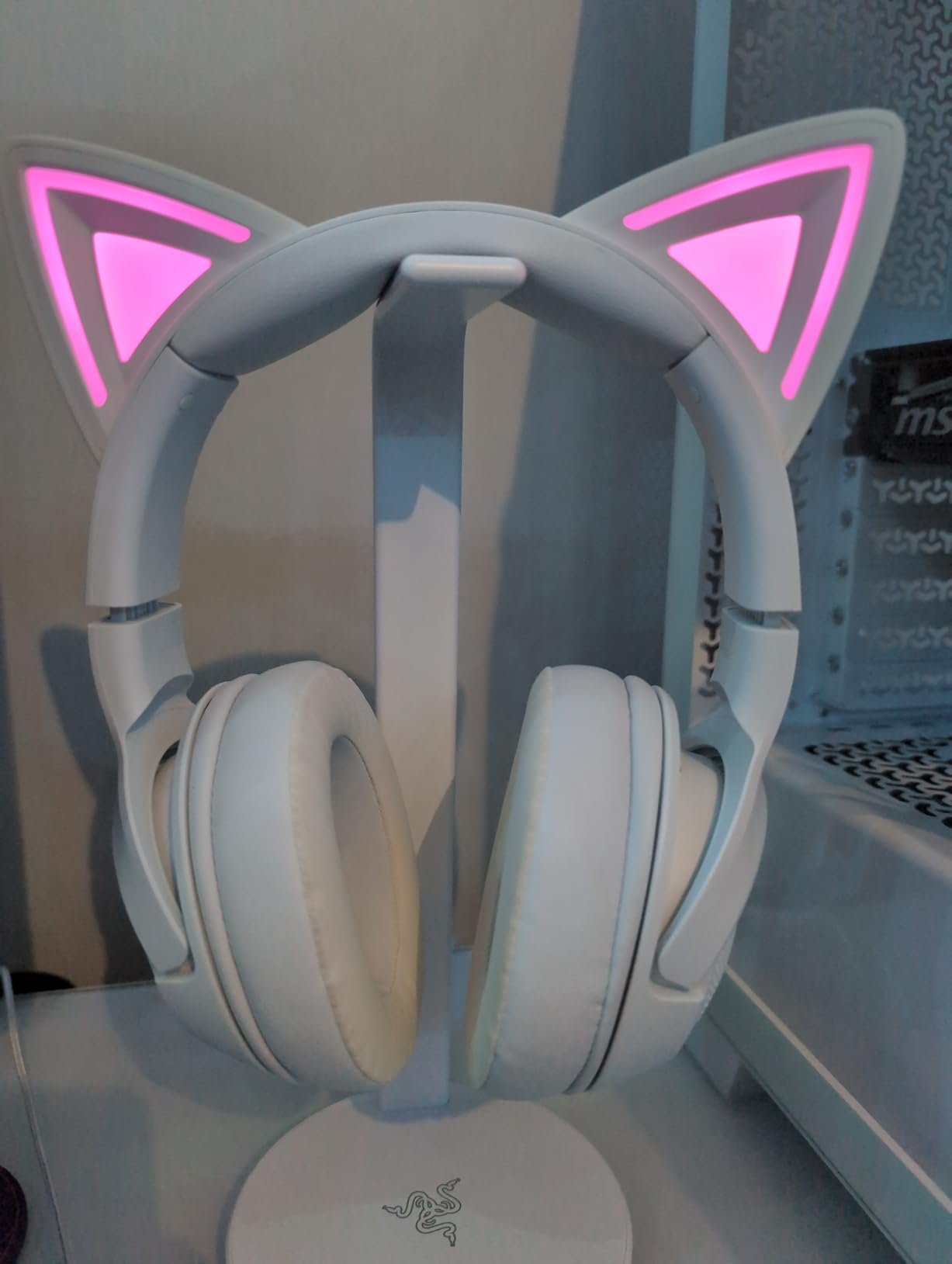 Razer Kraken Kitty V2 BT Wireless RGB Headset: Chroma RGB Kitty Ears & Earcups - Bluetooth 5.2-40 mm Drivers - Noise-Cancelling Mics - Lightweight - 40 Hr Battery w/Type C Charging - Quartz Pink - Customer Photo 1