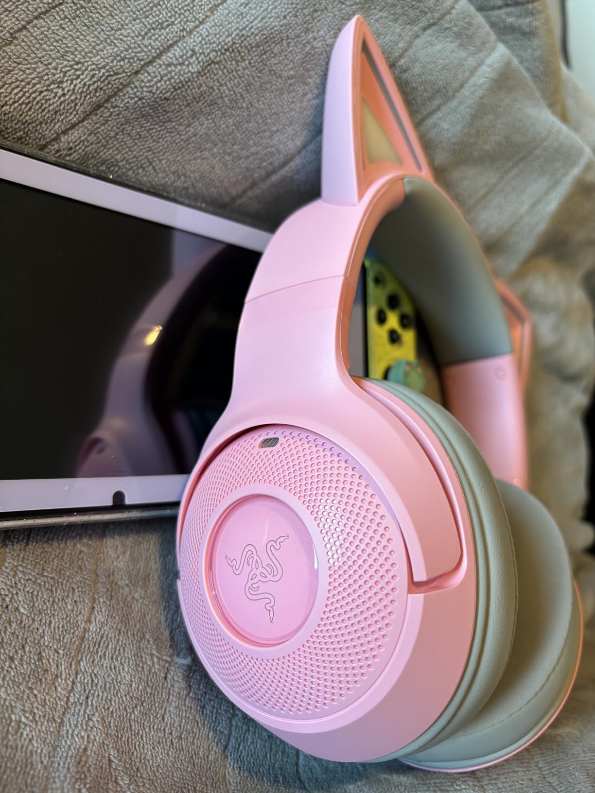 Razer Kraken Kitty V2 BT Wireless RGB Headset: Chroma RGB Kitty Ears & Earcups - Bluetooth 5.2-40 mm Drivers - Noise-Cancelling Mics - Lightweight - 40 Hr Battery w/Type C Charging - Quartz Pink - Customer Photo 3