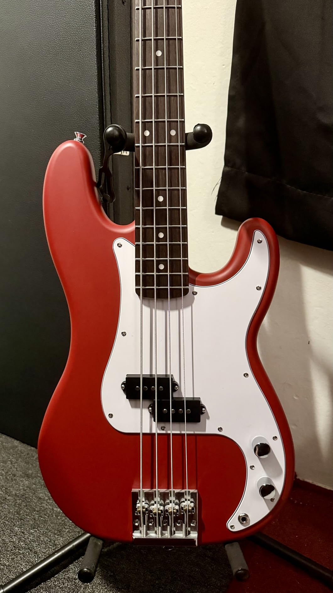 Fender Squier Debut Series Precision Bass Guitar, Beginner Guitar, with 2-Year Warranty, Includes Free Lessons, Dakota Red with Matte Finish Customer Review Fender Squier Debut Series Precision Bass Guitar, Beginner Guitar, with 2-Year Warranty, Includes Free Lessons, Dakota Red with Matte Finish - Customer Photo 1