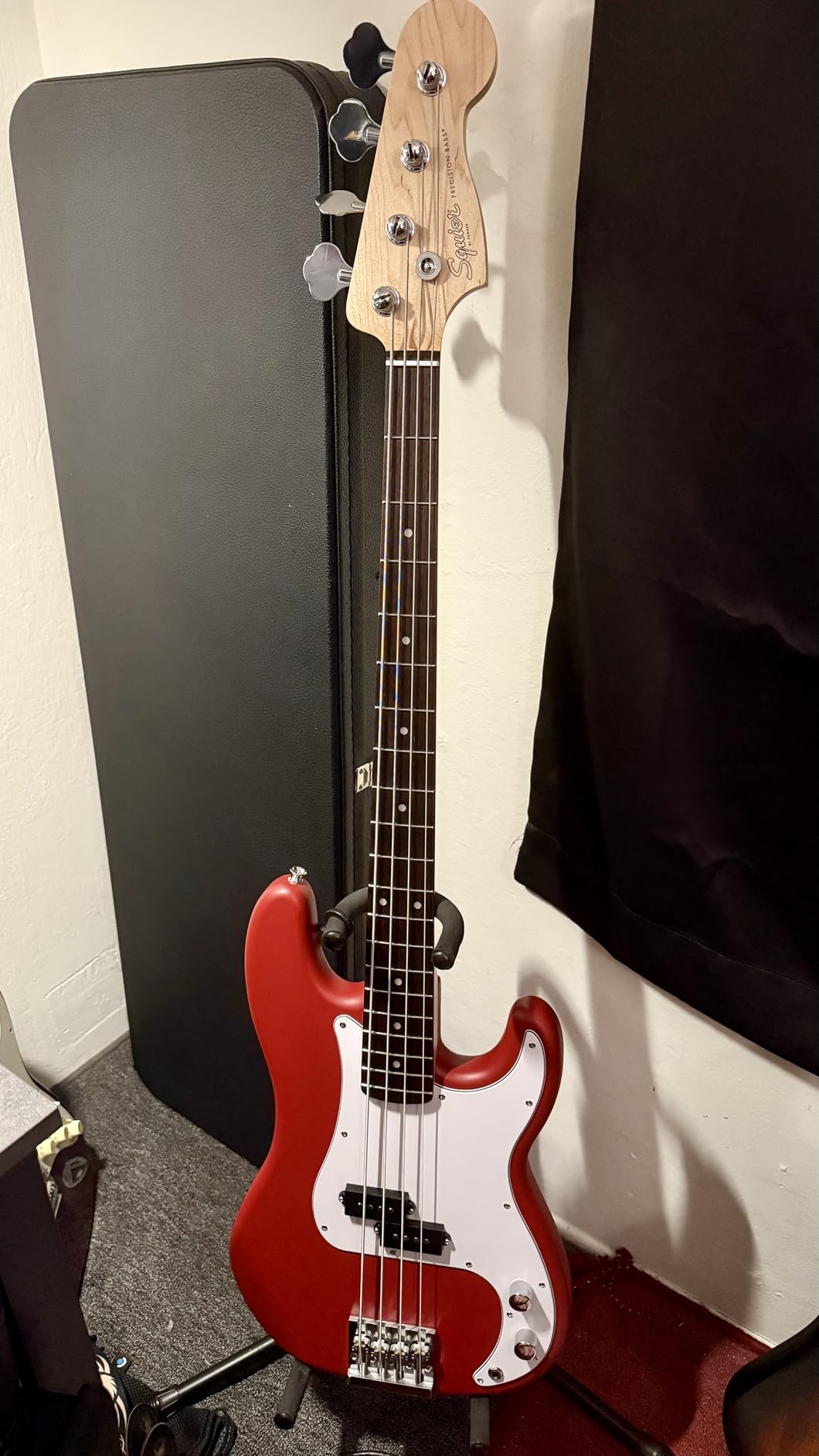 Fender Squier Debut Series Precision Bass Guitar, Beginner Guitar, with 2-Year Warranty, Includes Free Lessons, Dakota Red with Matte Finish Customer Review Fender Squier Debut Series Precision Bass Guitar, Beginner Guitar, with 2-Year Warranty, Includes Free Lessons, Dakota Red with Matte Finish - Customer Photo 2