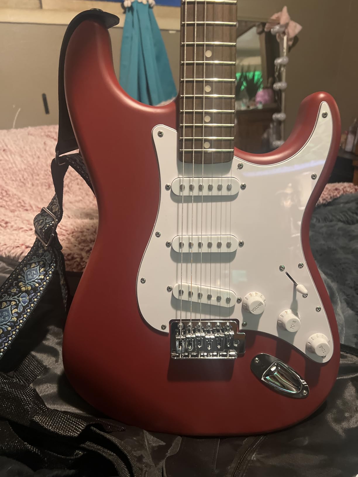 Fender Squier Debut Series Stratocaster Electric Guitar, Beginner Guitar, with 2-Year Warranty, Includes Free Lessons, Dakota Red with Matte Finish - Customer Photo 2