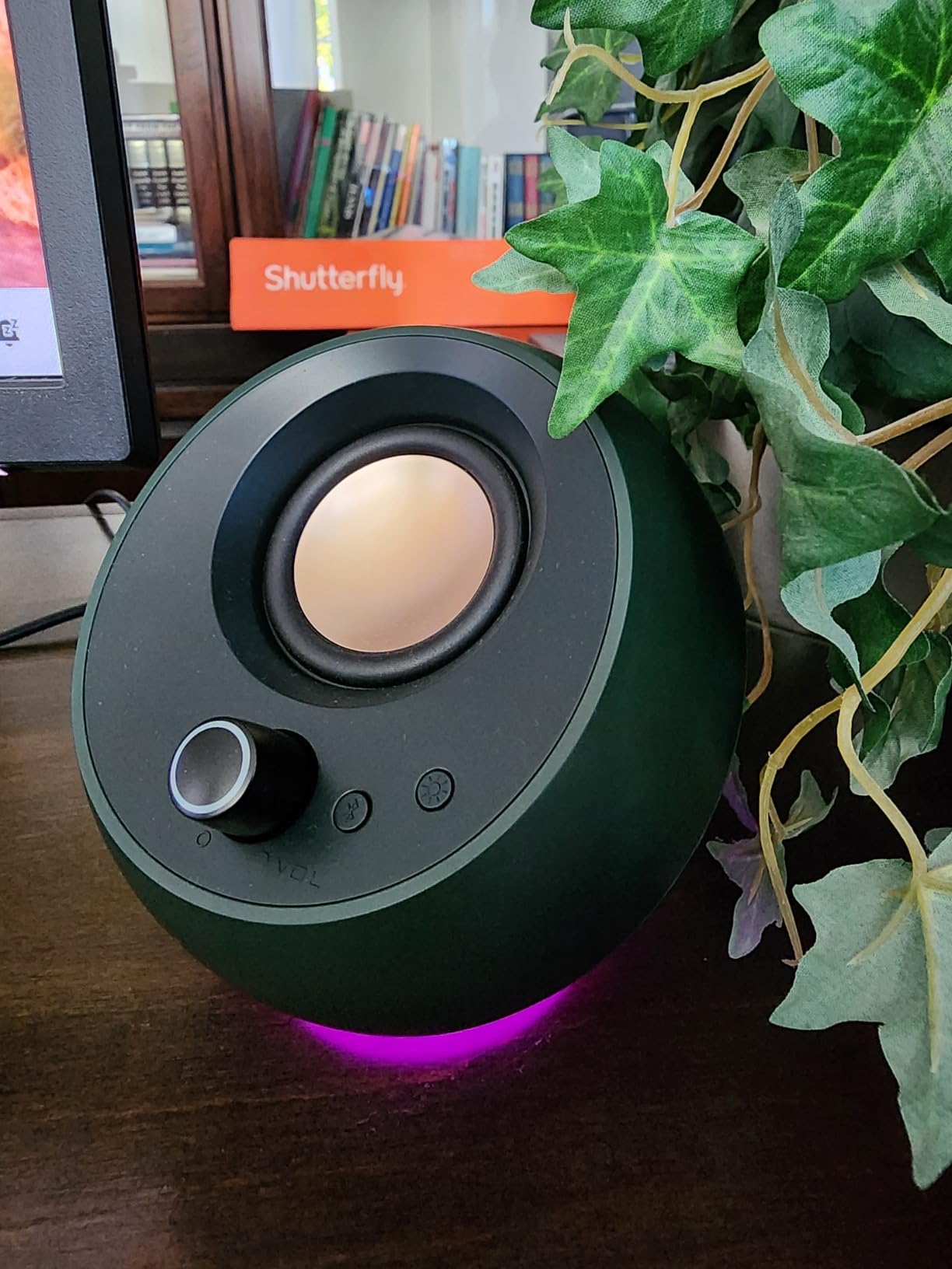 Creative Pebble Pro Minimalist 2.0 USB-C Computer Speakers with Bluetooth 5.3 and Customizable RGB Lighting, Clear Dialog and BassFlex Tech, USB Audio, Headset Port, for PC and Mac (White) Customer Review Creative Pebble Pro Minimalist 2.0 USB-C Computer Speakers with Bluetooth 5.3 and Customizable RGB Lighting, Clear Dialog and BassFlex Tech, USB Audio, Headset Port, for PC and Mac (White) - Customer Photo 2