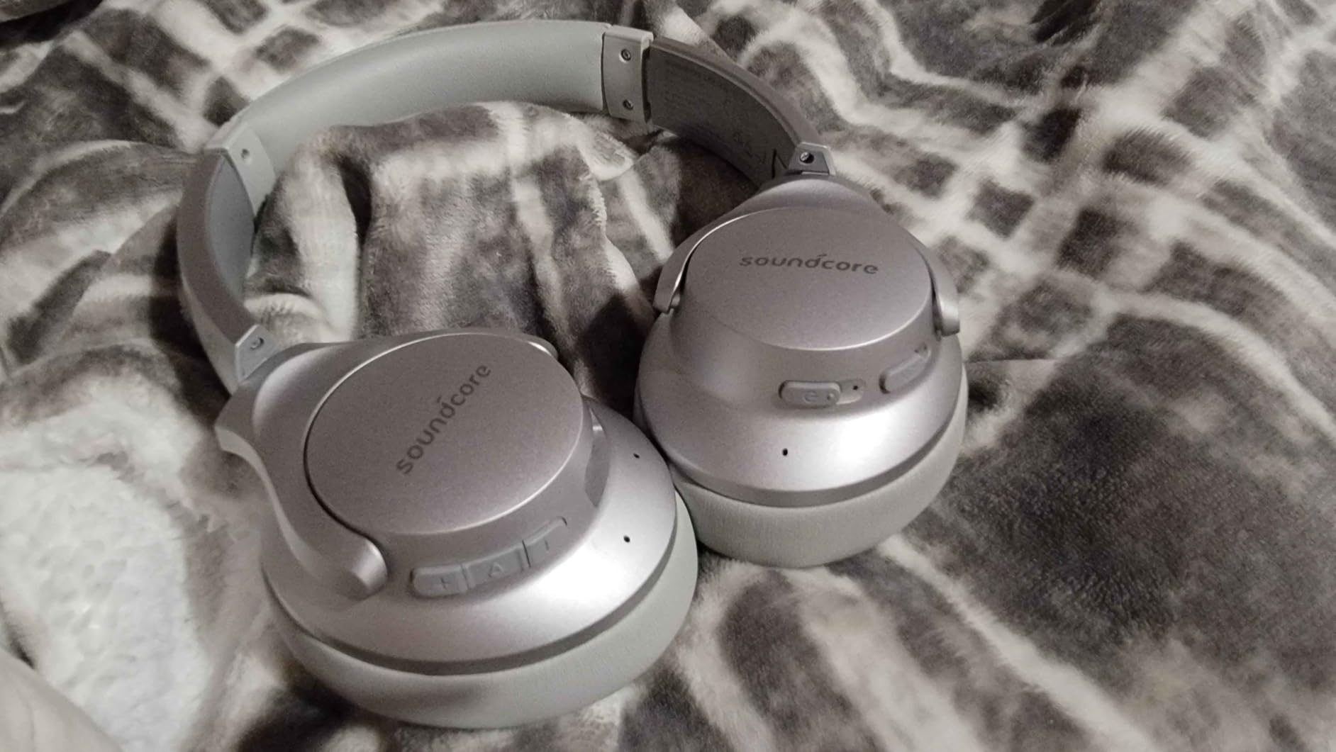 Soundcore Anker Life Q20 Hybrid Active Noise Cancelling Headphones, Wireless Over Ear Bluetooth Headphones, 60H Playtime, Hi-Res Audio, Deep Bass, Foam Ear Cups, Travel, Office, USB-C Charging - Customer Photo 2