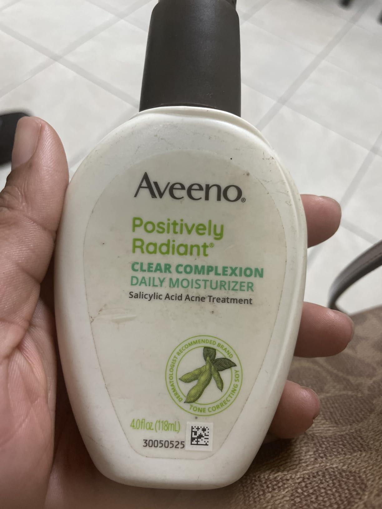 Aveeno Positively Radiant Clear Complexion Face Moisturizer, Acne Facial Moisturizer with Soy and Salicylic Acid for Oily Skin, Hypoallergenic Formula, Paraben-Free, Non-Comedogenic, Pump, 4 FL OZ - Customer Photo 1