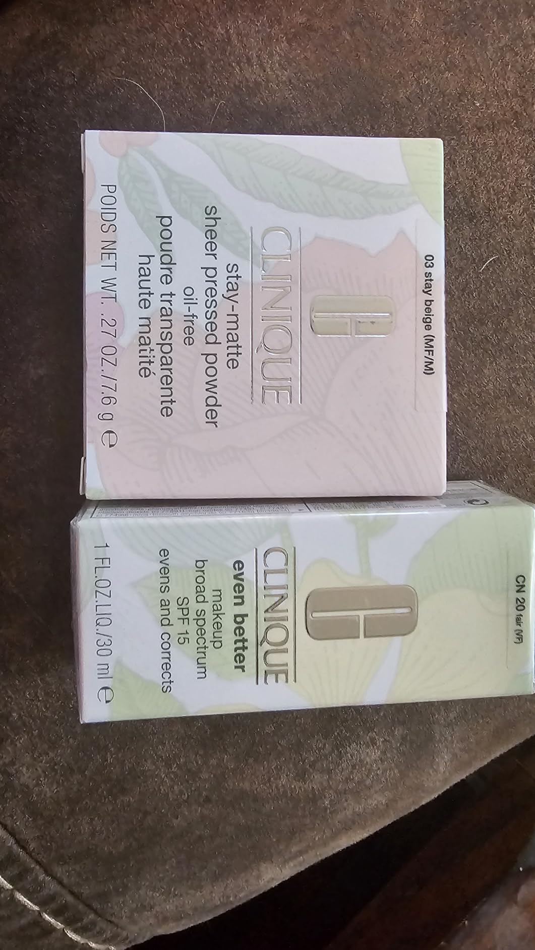 Clinique Stay-Matte Sheer Pressed Powder For Oily Skin Types | Sheer Coverage + Matte Finish | Minimizes Shine Customer Review Clinique Stay-Matte Sheer Pressed Powder For Oily Skin Types | Sheer Coverage + Matte Finish | Minimizes Shine - Customer Photo 1