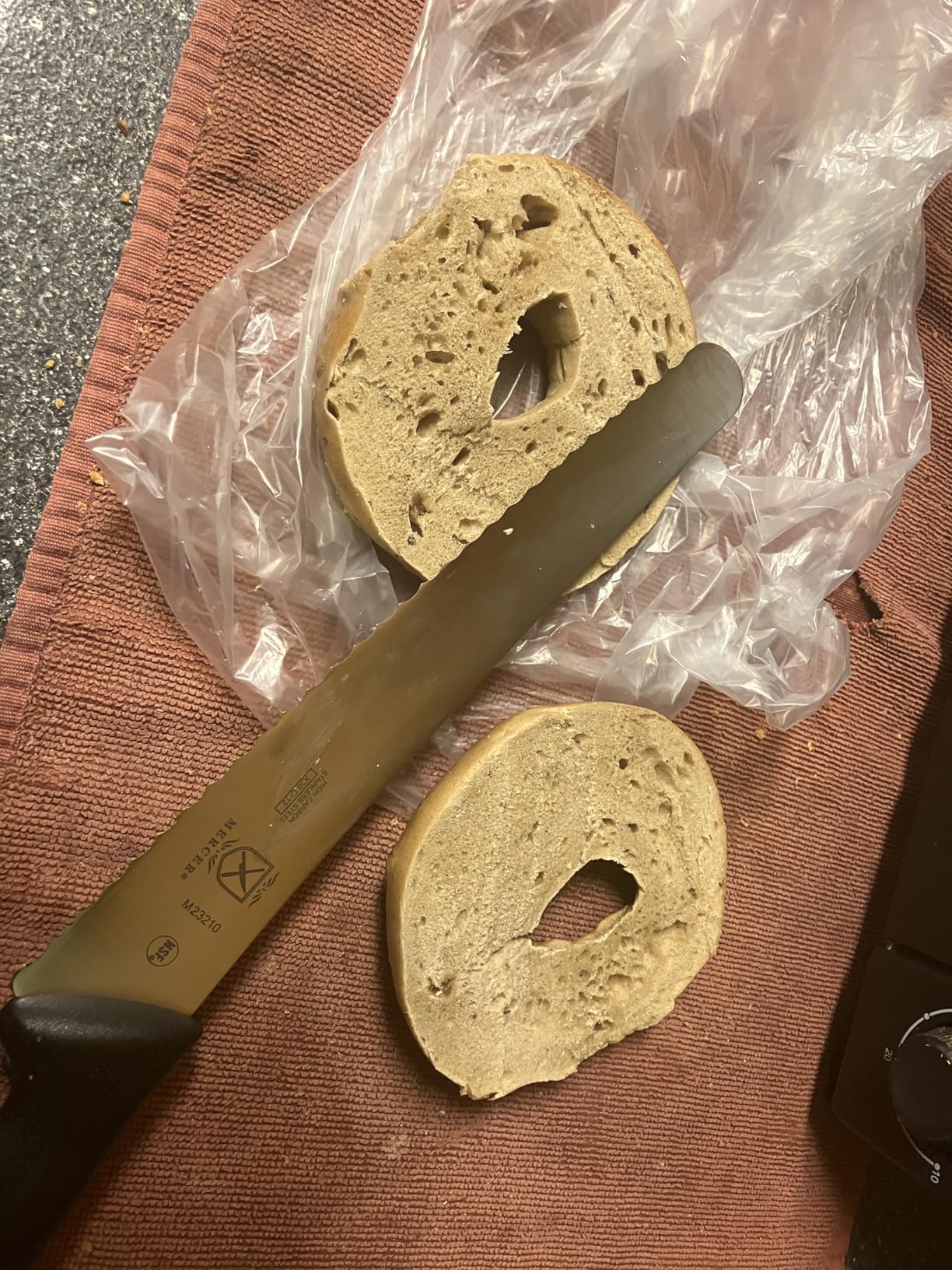 Mercer Culinary M23210 Millennia Black Handle, 10-Inch Wide Wavy Edge, Bread Knife Customer Review Mercer Culinary M23210 Millennia Black Handle, 10-Inch Wide Wavy Edge, Bread Knife - Customer Photo 1