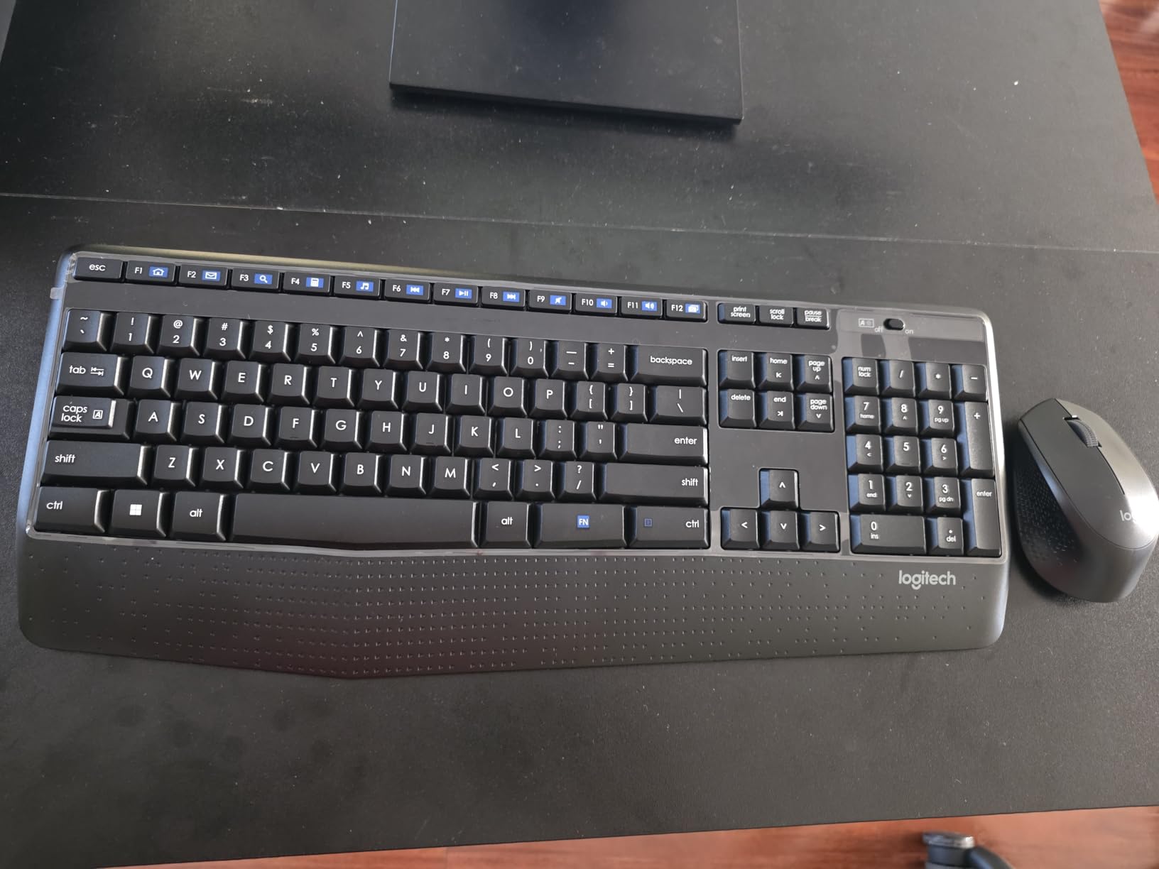 Logitech MK345 Wireless Keyboard and Mouse Combo with Palm Rest, 2.4 GHz USB Receiver, Compatible with PC, Laptop, Black - Customer Photo 1