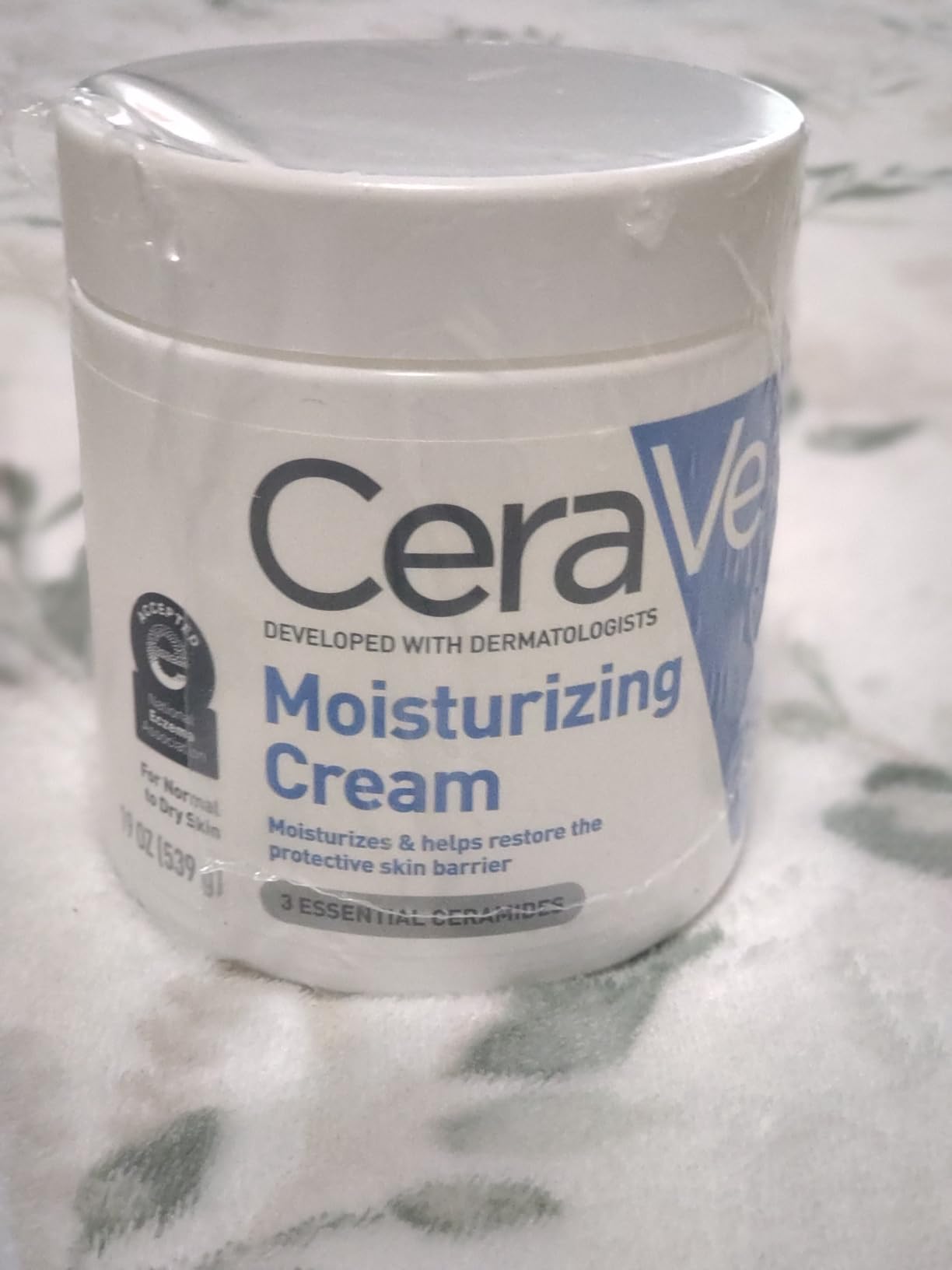 CeraVe Moisturizing Cream, Body and Face Moisturizer for Dry Skin, Body Cream with Hyaluronic Acid and Ceramides, Daily Moisturizer, Oil-Free, Fragrance Free, Non-Comedogenic, 19 Ounce customer photo 2