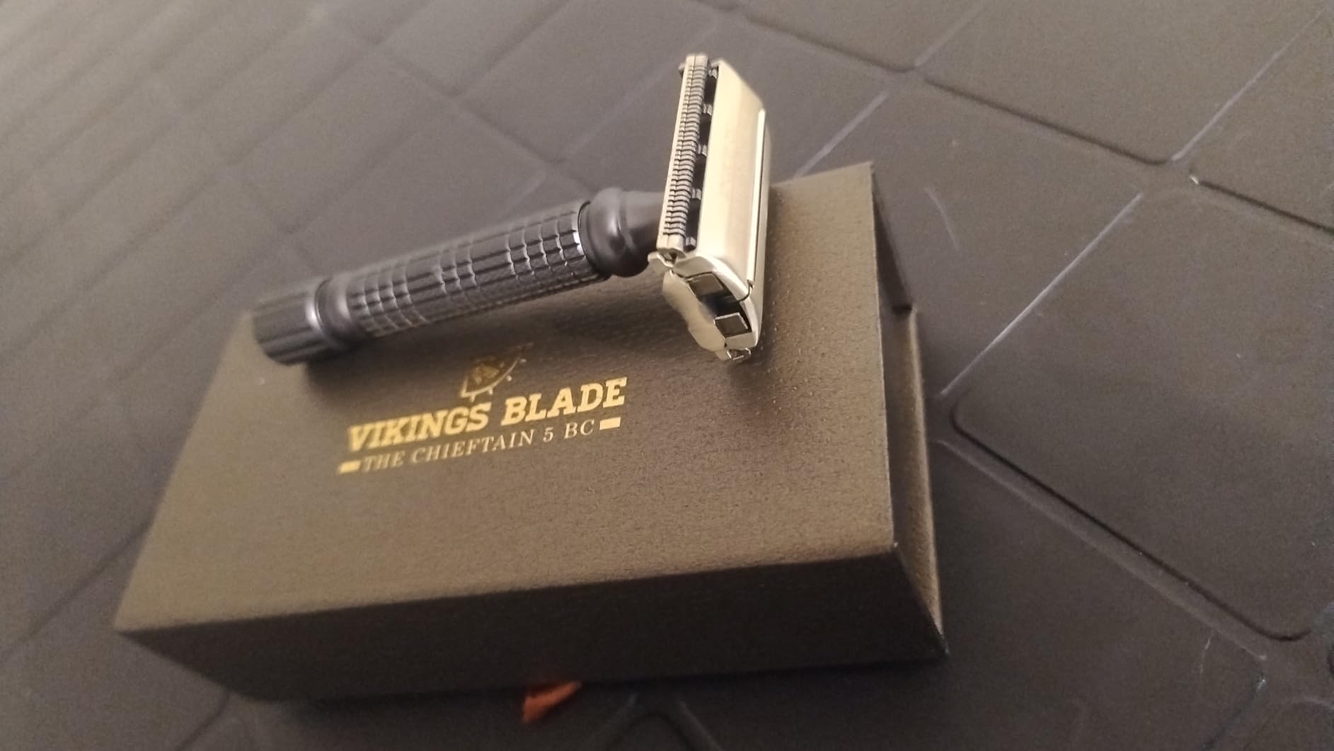 VIKINGS BLADE Double Edge Safety Razor for Men + 5 Swedish Steel Blades + Luxury Case. Smooth, Reusable, Eco-Friendly (The Chieftain) - Customer Photo 2