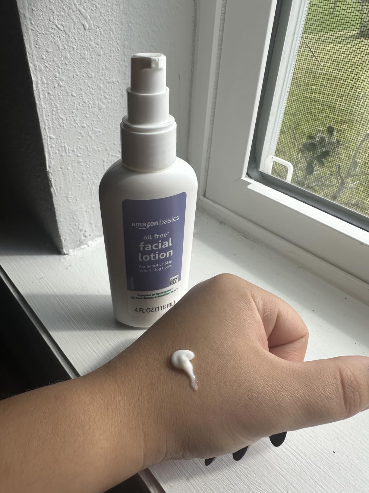 Amazon Basics Oil-free Facial Moisturizer for Sensitive Skin, Fragrance Free, 4 Fluid Ounce (Previously Solimo) - Customer Photo 1