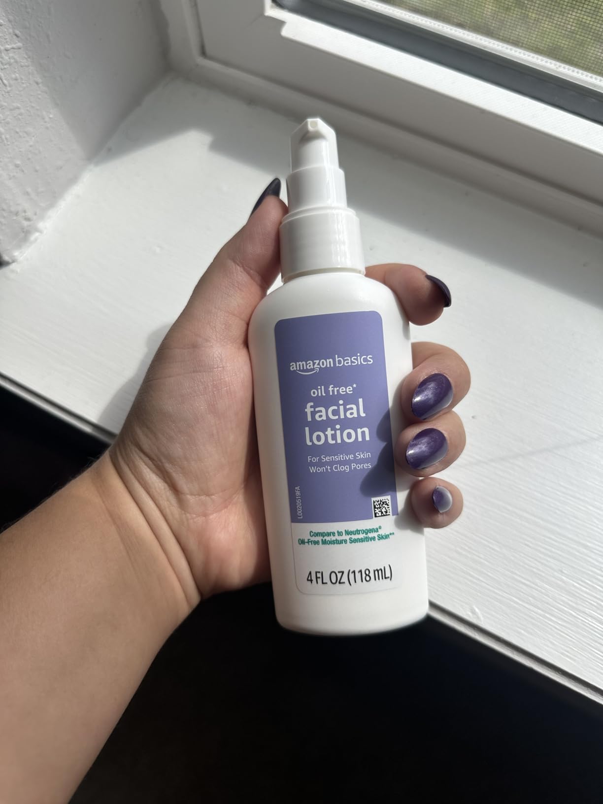 Amazon Basics Oil-free Facial Moisturizer for Sensitive Skin, Fragrance Free, 4 Fluid Ounce (Previously Solimo) - Customer Photo 2