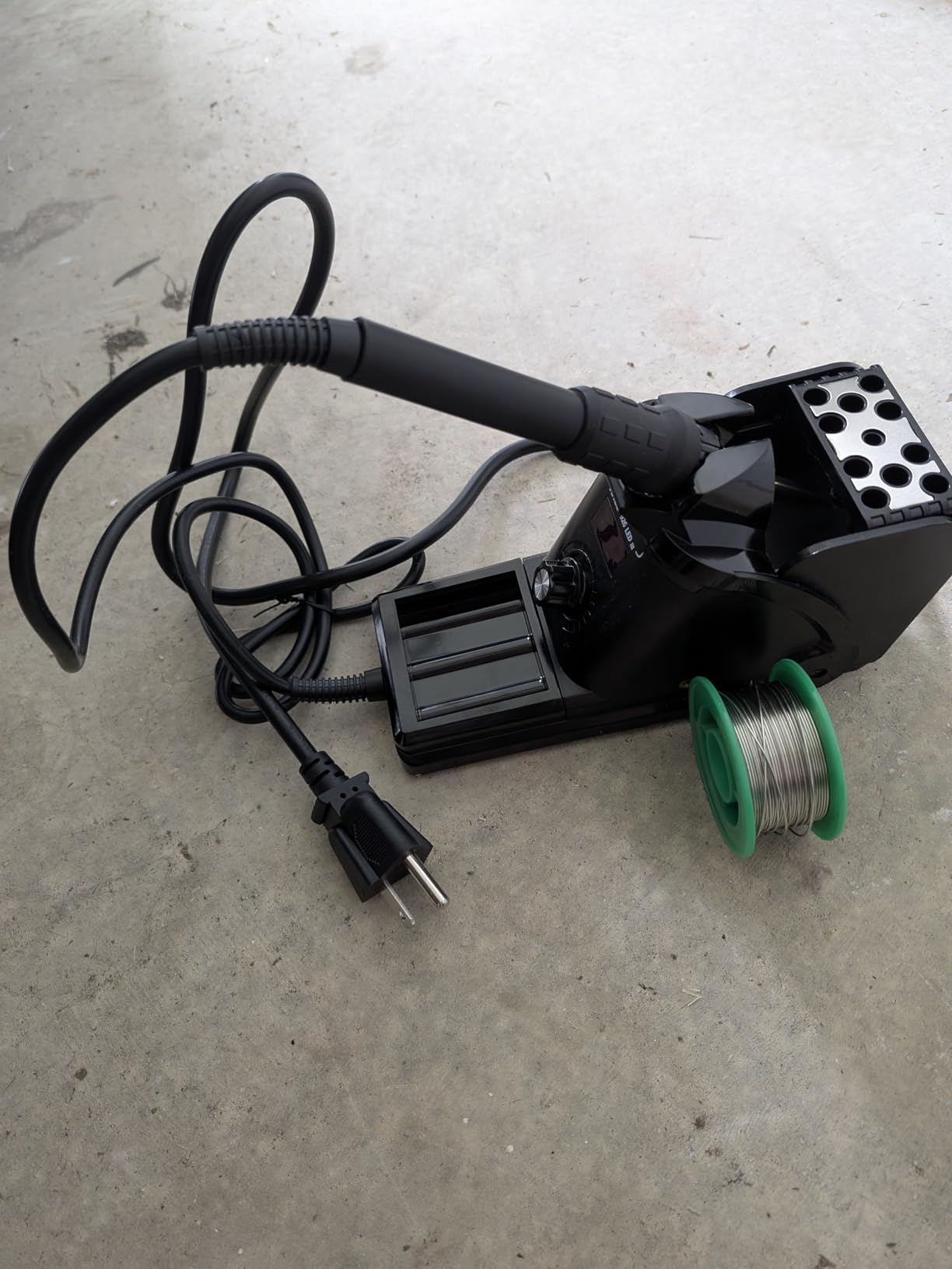 YIHUA 926 III 60W Digital Display Soldering Iron Station Kit w 2 Helping Hands, 6 Extra Iron Tips, Lead-Free Solder, Solder Sucker, S/S Tweezers, °C/ºF Conversion, Auto Sleep & Calibration Support - Customer Photo 5