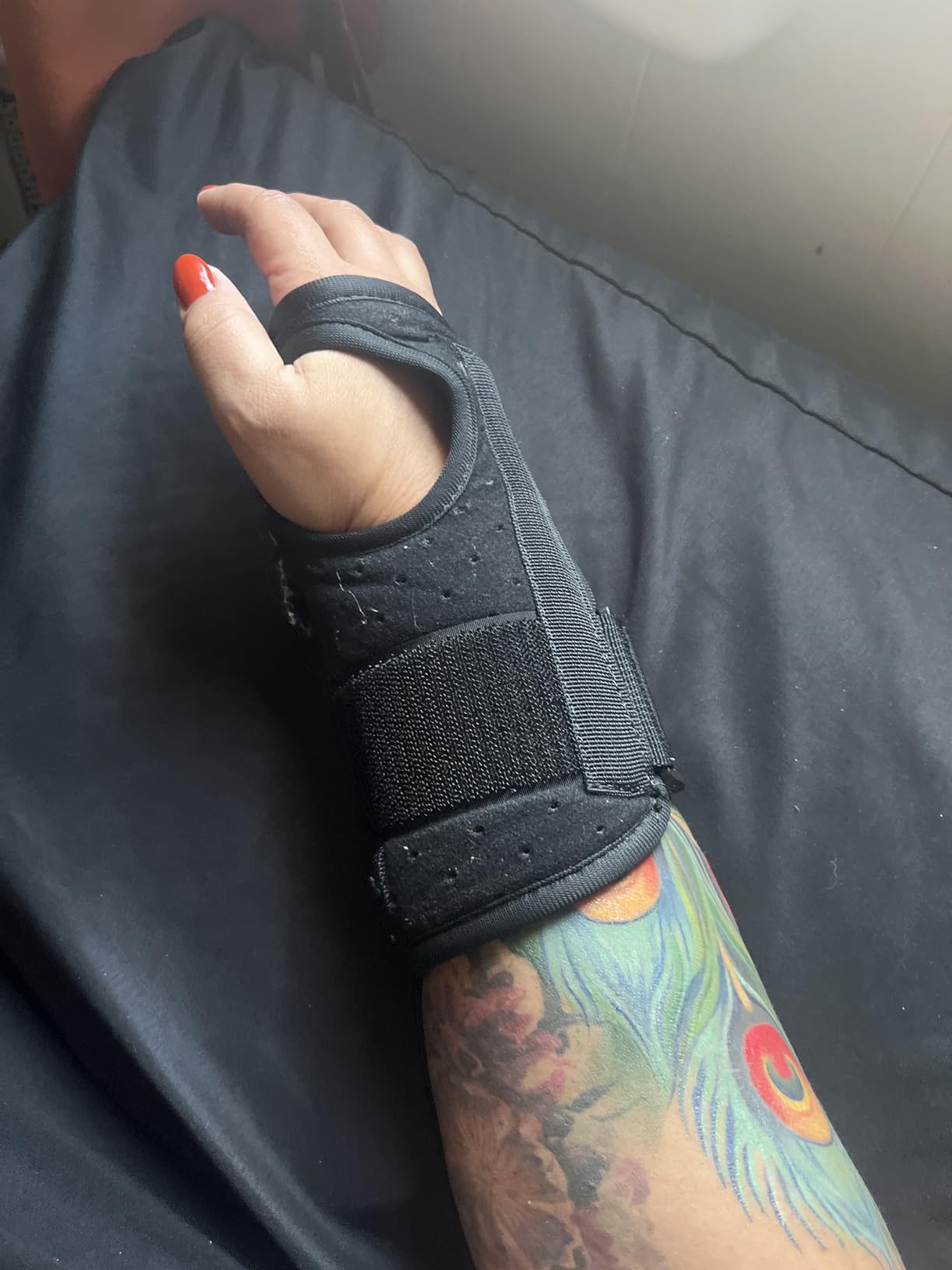 Carpal Tunnel Wrist Brace Night Support and Metal Splint Stabilizer [Single] - Helps Relieve Tendinitis Arthritis Carpal Tunnel Syndrome Pain - Reduces Recovery Time for Men Women - Right (S/M) - Customer Photo 2