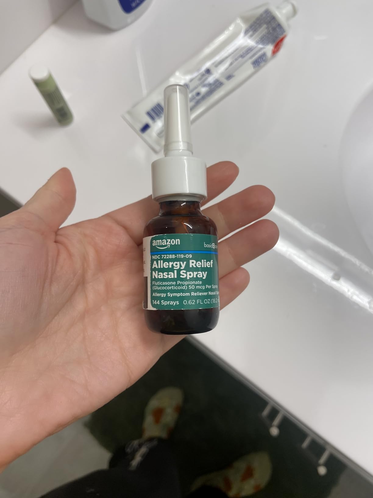 Amazon Basic Care 24-Hour Allergy Relief Nasal Spray, Fluticasone Propionate (Glucocorticoid), 50 mcg, Full Prescription Strength, Non-Drowsy, 0.62 fl oz (Pack of 1) - Customer Photo 1