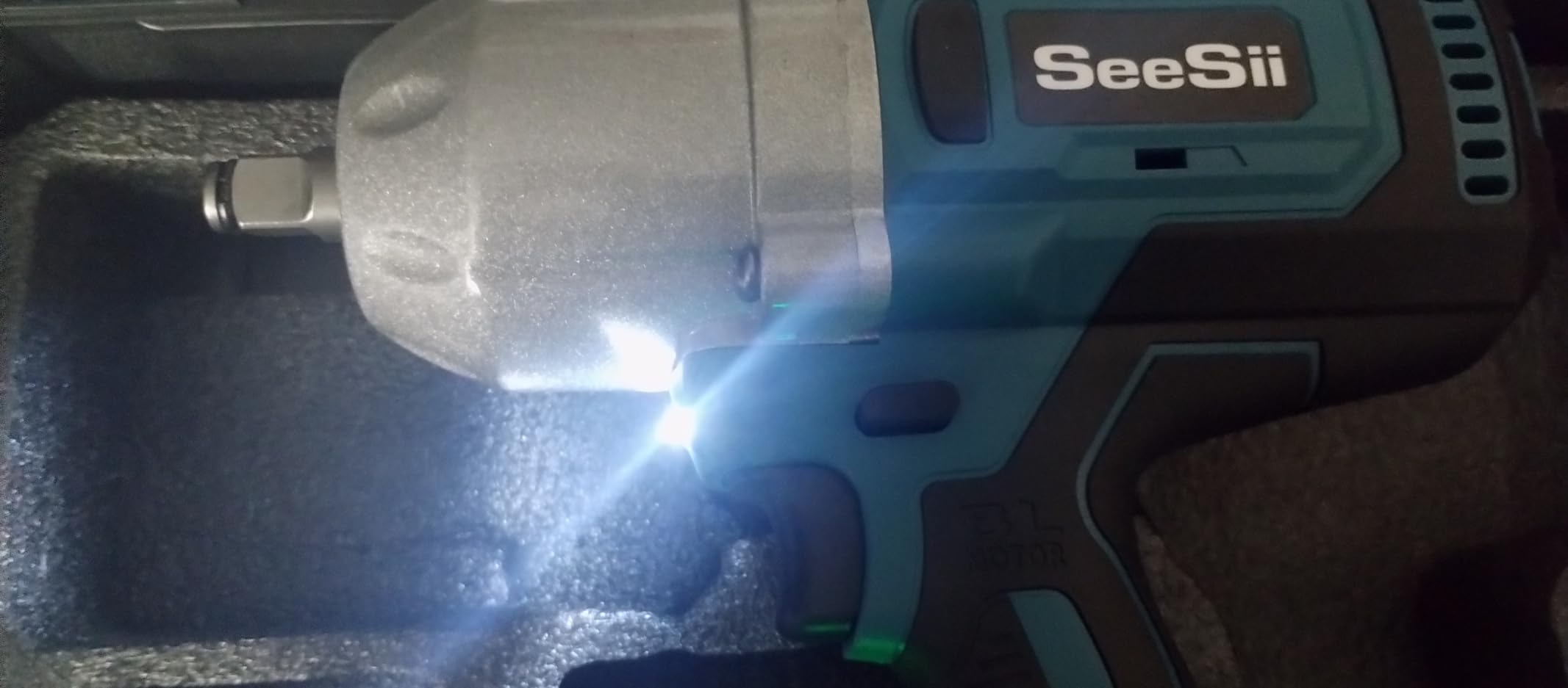 Seesii Cordless Impact Wrench 1/2 inch, High Torque 479 Ft-lbs(650Nm) Brushless Impact Gun,2500RPM w/2x4.0 Battery, 6 Sockets,8 Drill Bits, High Torque Power Impact Driver for Car Home,WH700 Customer Review Seesii Cordless Impact Wrench 1/2 inch, High Torque 479 Ft-lbs(650Nm) Brushless Impact Gun,2500RPM w/2x4.0 Battery, 6 Sockets,8 Drill Bits, High Torque Power Impact Driver for Car Home,WH700 - Customer Photo 1