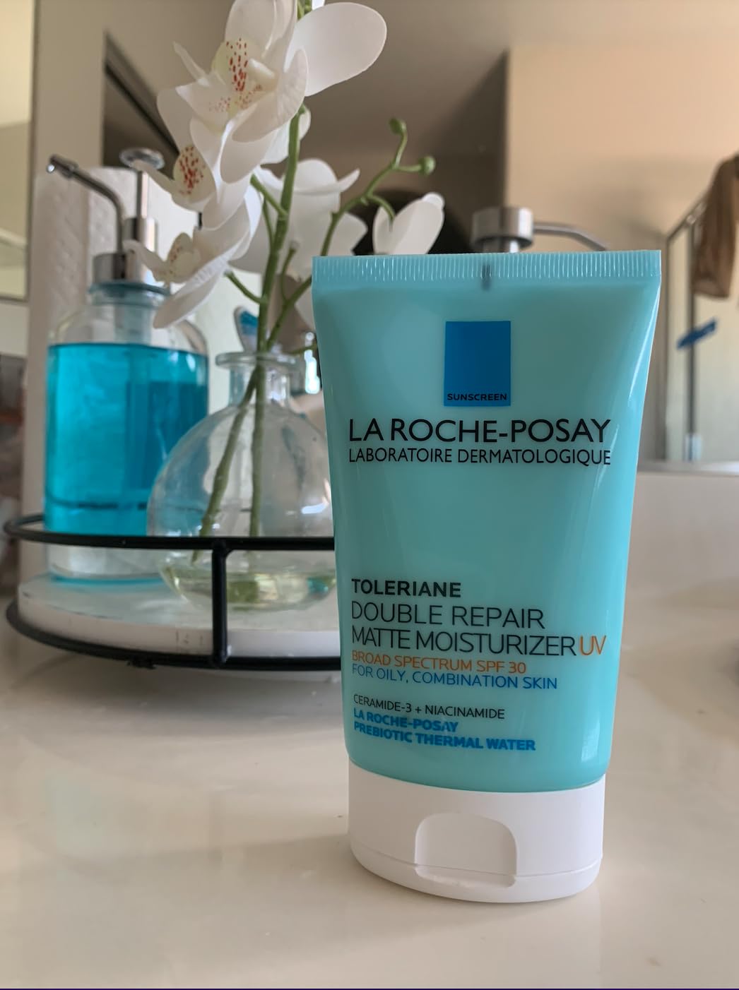 La Roche-Posay Toleriane Double Repair Matte Face Moisturizer, Daily Moisturizer For Oily Skin With Ceramide And Niacinamide For All Skin Tones, Oil Free, Non-Comedogenic, Available with SPF 30 - Customer Photo 3