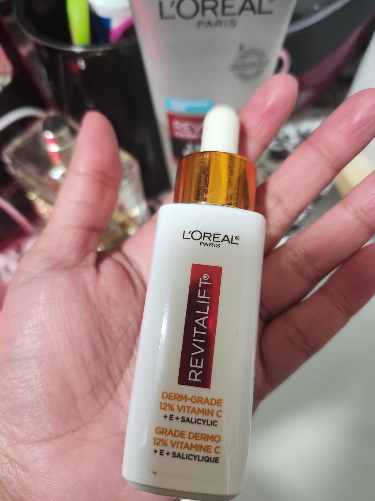 L'Oreal Paris Revitalift 12% Pure Vitamin C Serum, Brightening Serum For Face with Vitamin E, Salicylic Acid, 1 oz + Moisturizer Sample - Customer Photo 3