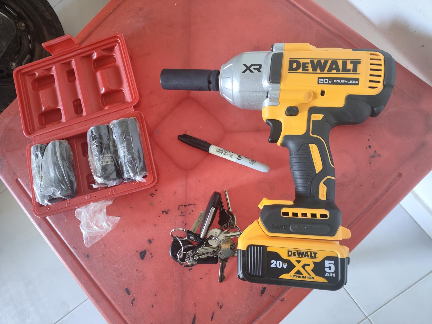 DEWALT 20V MAX Cordless Impact Wrench, 1/2 Impact Gun, High Torque with Hog Ring Anvil, Tool Only (DCF900B) Customer Review DEWALT 20V MAX Cordless Impact Wrench, 1/2 Impact Gun, High Torque with Hog Ring Anvil, Tool Only (DCF900B) - Customer Photo 1