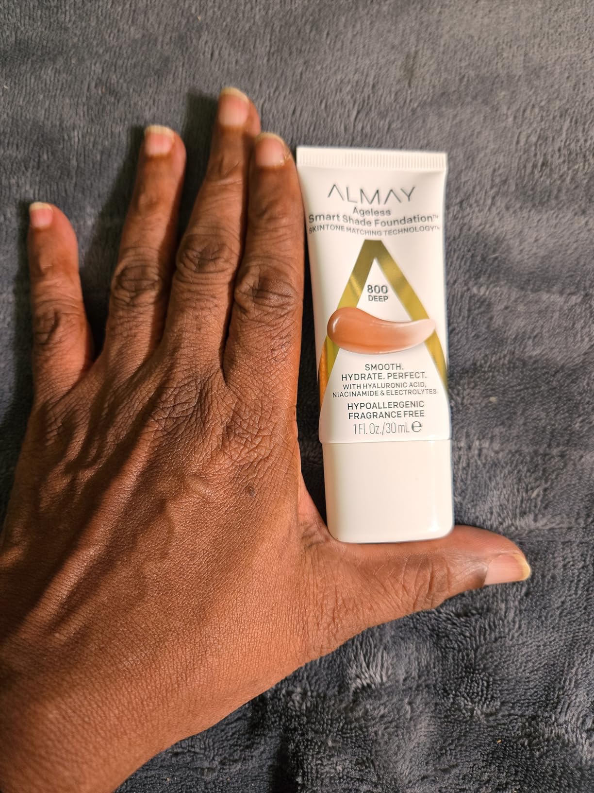 Almay Anti-Aging Foundation, Smart Shade Face Makeup with Hyaluronic Acid, Niacinamide, Vitamin C & E, Hypoallergenic-Fragrance Free, 200 Light Medium, 1 Fl Oz (Pack of 1) - Customer Photo 1