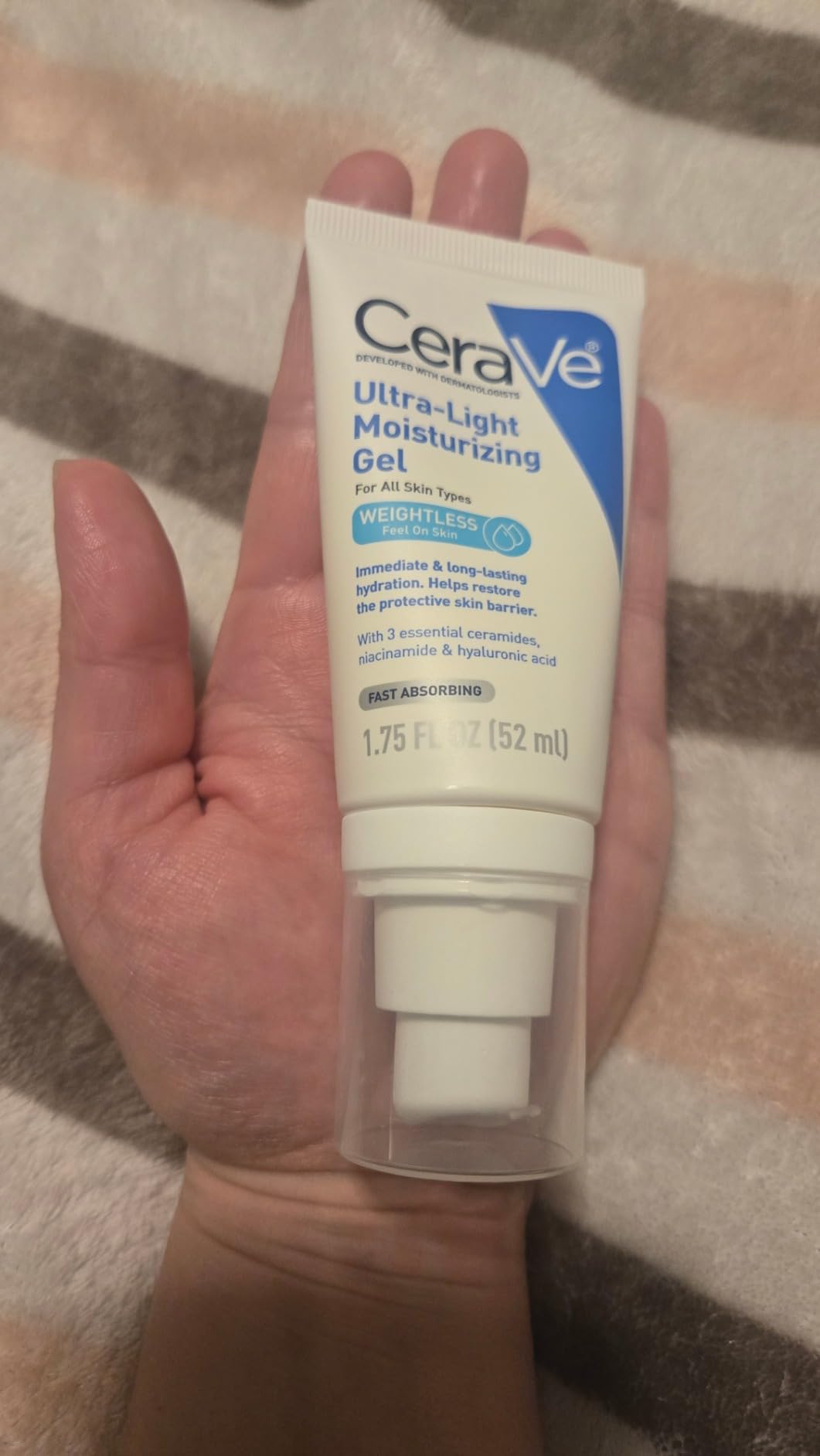 CeraVe Ultra-Light Moisturizing Gel, Hydrating Gel Face Moisturizer For Men & For Women with Ceramides, Niacinamide, Hyaluronic Acid, Fragrance Free, Oil-Free, Mattifying Moisturizer, 1.75 FL Oz - Customer Photo 3