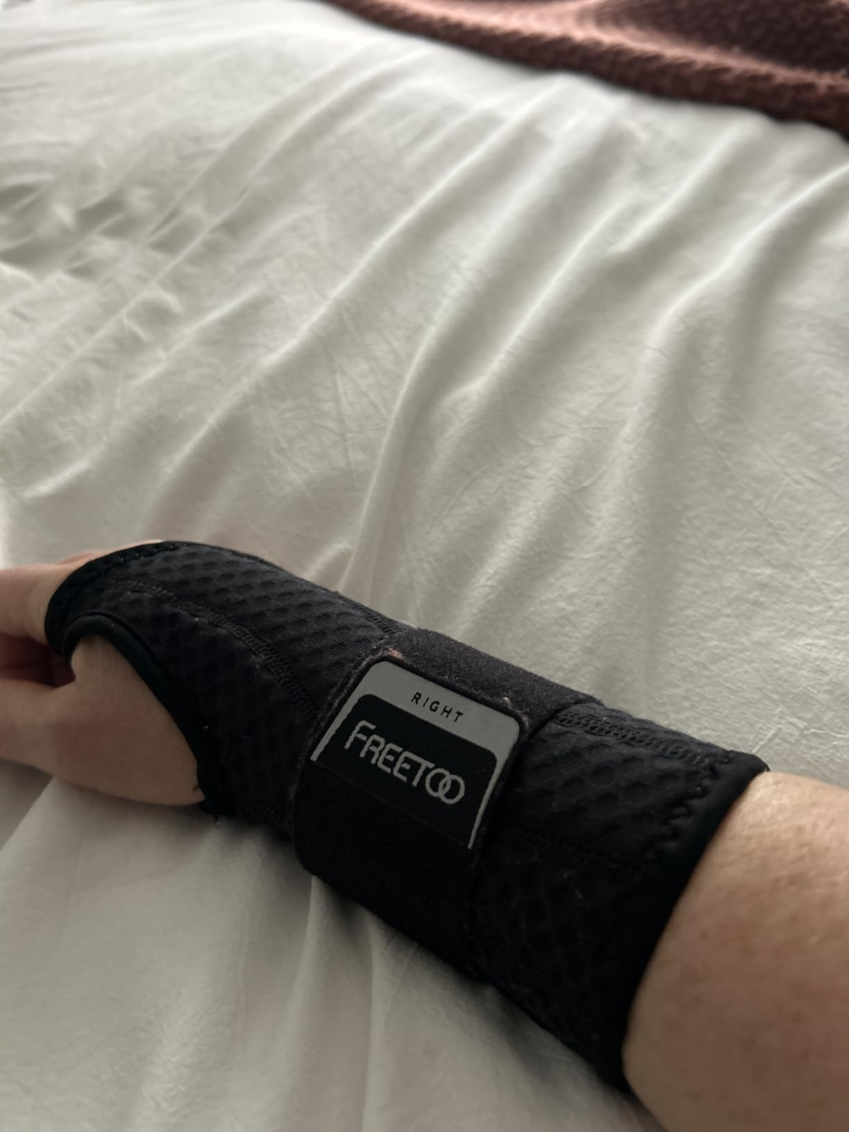 FREETOO Carpal Tunnel Wrist Brace Night Support Fit Right Hand for Work, Pain Relief Wrist Splint for Tendonitis, Sprain, Strain, Rigid Hand Brace for Arthritis for Women and Men (S/M, Black/Pink) - Customer Photo 2