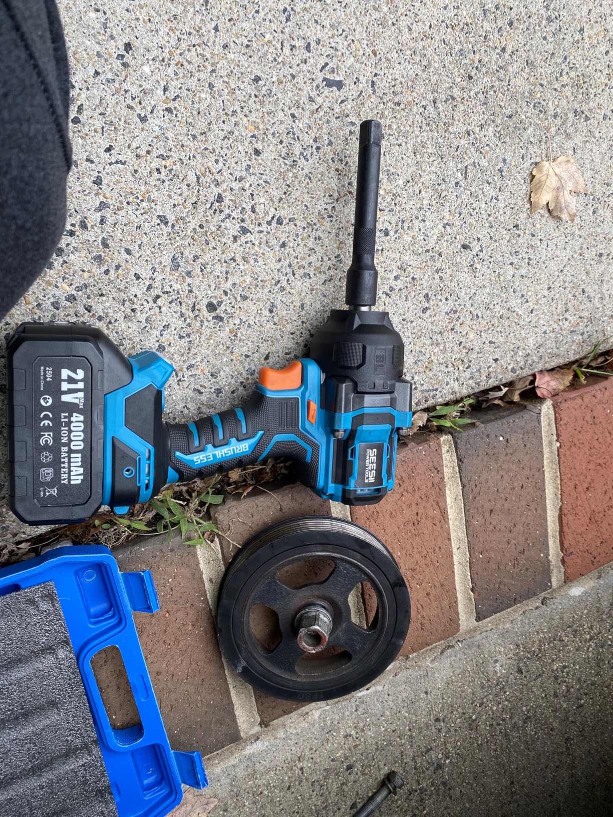 SEESII Impact Wrench 886 FT-LBS(1200N.m) 2900IPM 1/2 Impact Gun High Torque Electric Impact Driver Cordless Impact Wrench with 21V 2x4.0Ah Battery 5 Socket&Case for Home Car Tire Lug Nut Removal Tool Customer Review SEESII Impact Wrench 886 FT-LBS(1200N.m) 2900IPM 1/2 Impact Gun High Torque Electric Impact Driver Cordless Impact Wrench with 21V 2x4.0Ah Battery 5 Socket&Case for Home Car Tire Lug Nut Removal Tool - Customer Photo 1