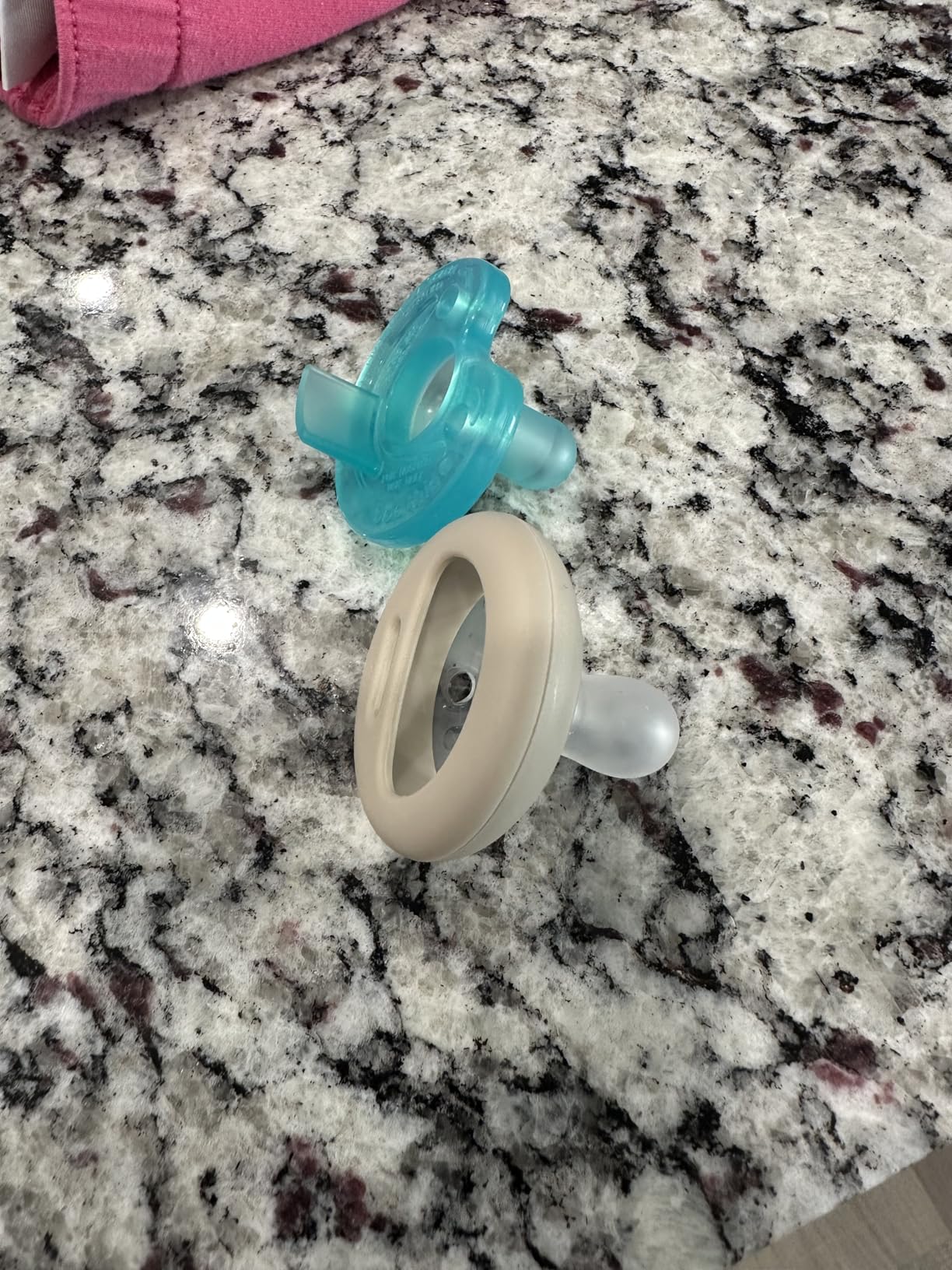 Tommee Tippee Breast-Like Pacifier, Lightweight, One-Piece Silicone Design, Symmetrical Nipple, 0-6m, 4 Pack - Customer Photo 2
