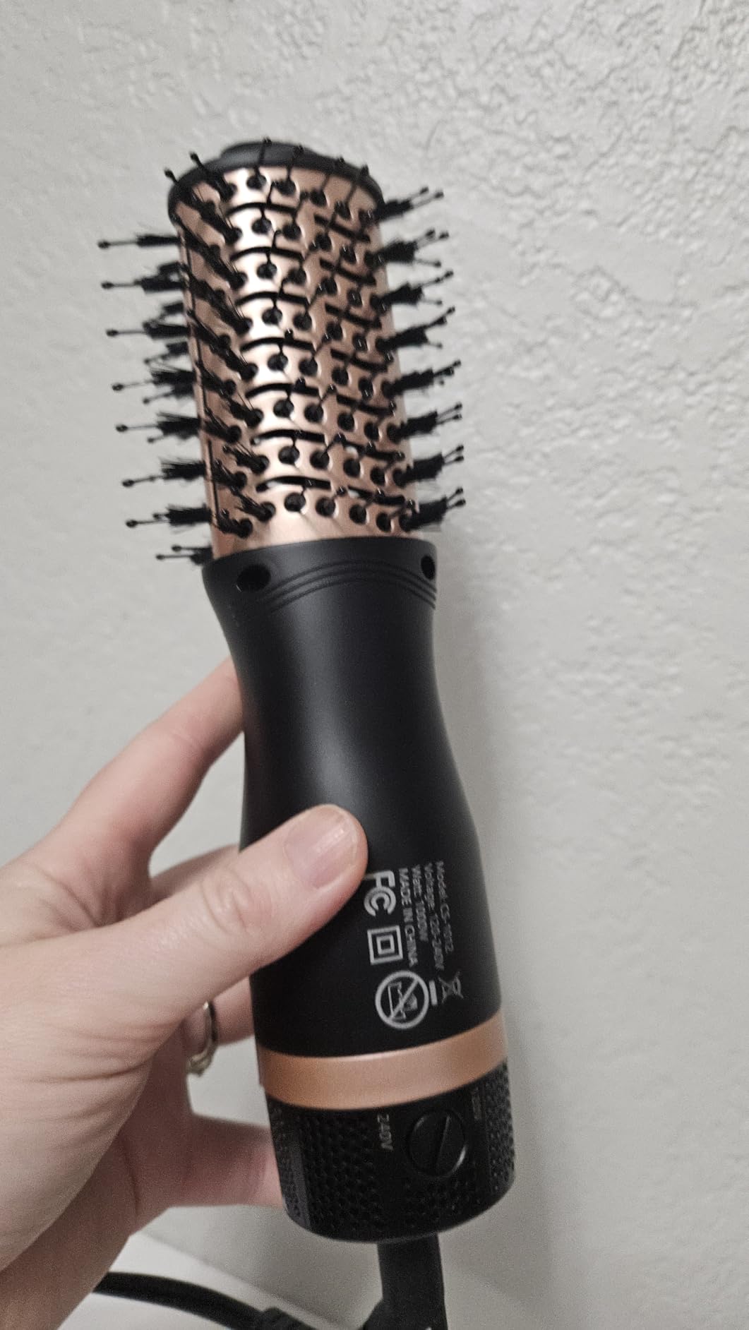 slopehill Mini Dual Voltage Hair Dryer Brush,1000 Watts Travel Hot Air Brush with European Plug, Ionic Hair Dryer and Styler for Women for Home & Salon, Oval Barrel 2 Heat & 2 Speed Settings Customer Review slopehill Mini Dual Voltage Hair Dryer Brush,1000 Watts Travel Hot Air Brush with European Plug, Ionic Hair Dryer and Styler for Women for Home & Salon, Oval Barrel 2 Heat & 2 Speed Settings - Customer Photo 1
