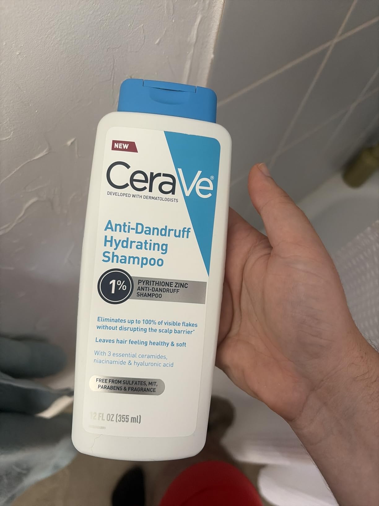 CeraVe Hydrating Anti Dandruff Shampoo, 1% Pyrithione Zinc Dandruff Treatment With Ceramides, Niacinamide & Hyaluronic Acid, Helps Eliminate Flakes & Provides Itchy Scalp Relief, Sulfate Free, 12 Oz customer photo 1