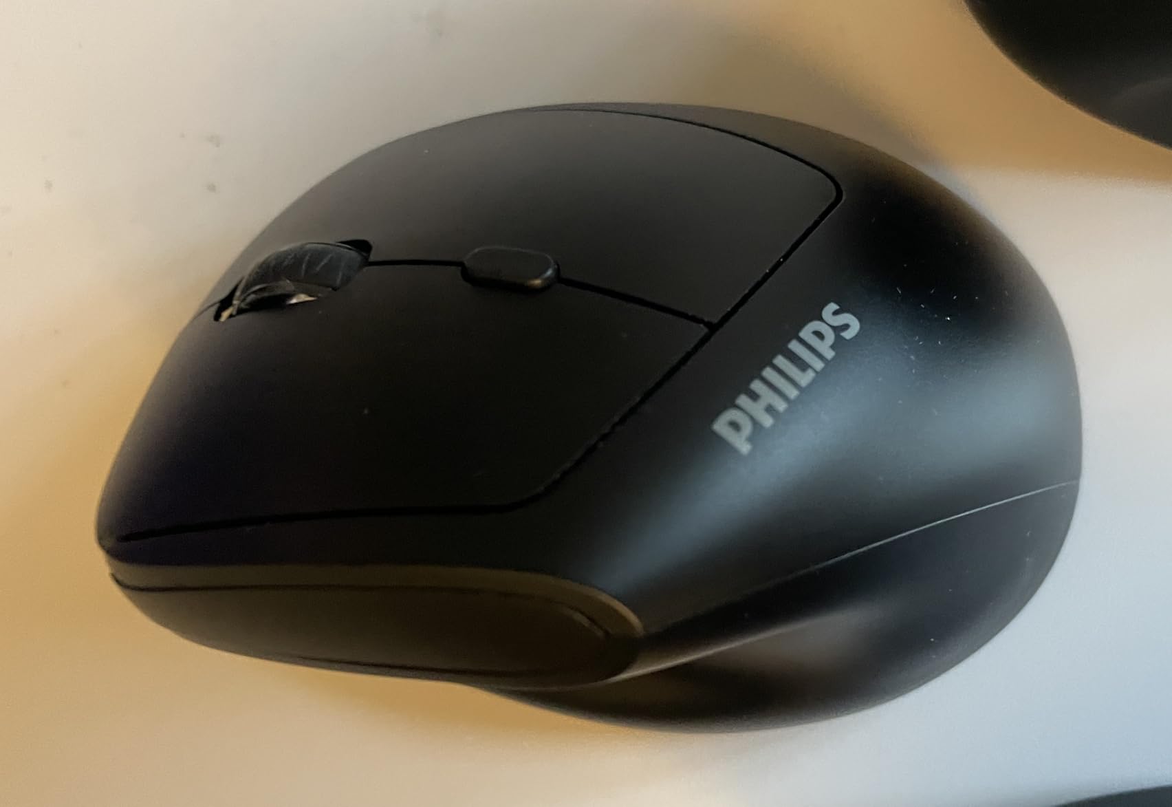 PHILIPS Ergonomic Mouse - Vertical Mouse with 800/1200/1600 Adjustable DPI, 6 Silent Buttons Design for S/M Hands, Auto Power Saving,Light Weight, 2.4GHz Wireless Mouse for Laptop, Desktop, PC-Black - Customer Photo 2