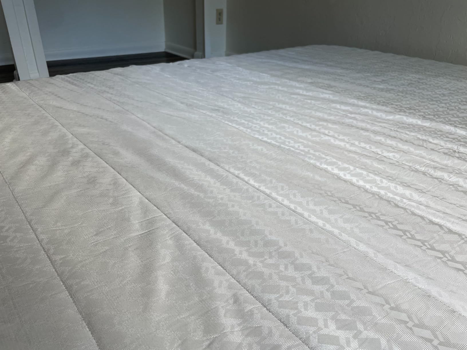 Novilla Twin Mattress, 8 Inch Twin Size Mattresses in a Box with Smarts™ Coil for Pressure Relief, Medium Plush Foam and Spring Hybrid Colchones with CertiPUR-US Certified for Kid for Kidss - Customer Photo 2