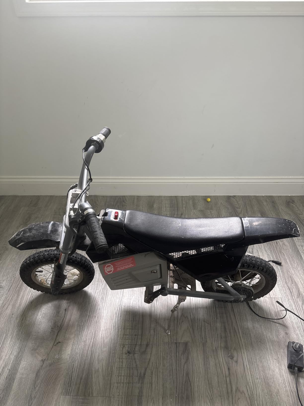 Razor MX400 Dirt Rocket Electric Bike for Kids Ages 8+, 140 Pounds Max Weight, Green – 24-Volt Battery, up to 14 Mph, 30-Minute High Speed Ride Time, Twist-Grip Throttle, 12-Inch Pneumatic Tires Customer Review Razor MX400 Dirt Rocket Electric Bike for Kids Ages 8+, 140 Pounds Max Weight, Green – 24-Volt Battery, up to 14 Mph, 30-Minute High Speed Ride Time, Twist-Grip Throttle, 12-Inch Pneumatic Tires - Customer Photo 1