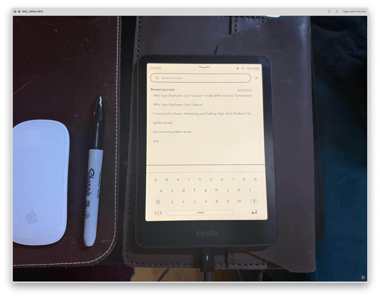Amazon Kindle Paperwhite Signature Edition 32GB (newest model) – 20% faster with auto-adjusting front light, wireless charging, and weeks of battery life – Metallic Black customer photo 1