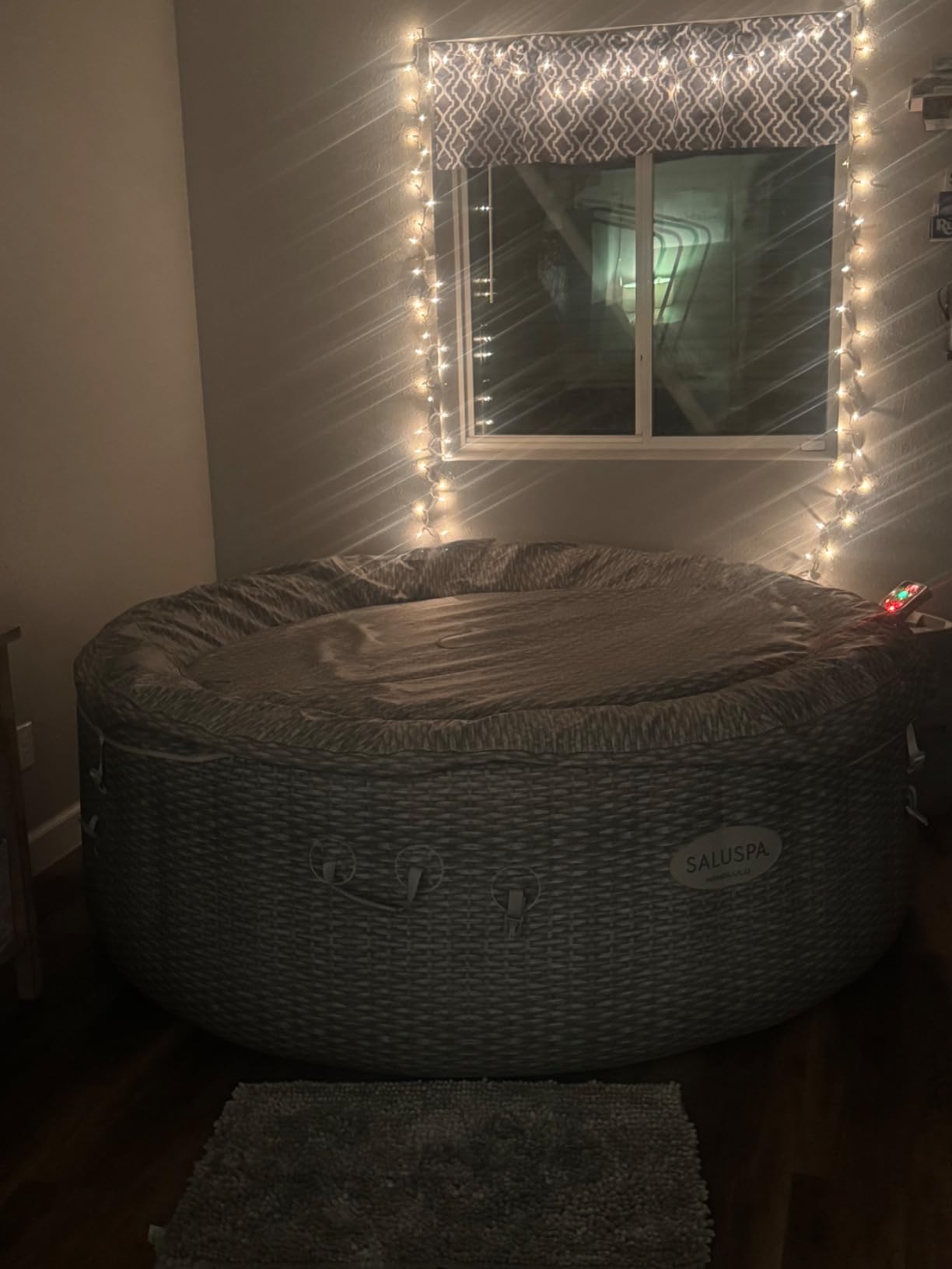 Bestway SaluSpa Honolulu AirJet Large Round 4 to 6 Person Inflatable Hot Tub Portable Outdoor Spa with 140 AirJets and EnergySense Cover, Grey Customer Review Bestway SaluSpa Honolulu AirJet Large Round 4 to 6 Person Inflatable Hot Tub Portable Outdoor Spa with 140 AirJets and EnergySense Cover, Grey - Customer Photo 2