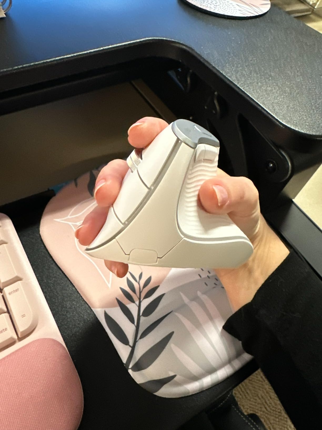 Nulea M510 Vertical Mouse Wireless, Ergonomic Mouse for Comfy Tracking, 3 Adjustable DPI (800-1200-1600), 2.4G Wireless Vertical Mouse with 6 Buttons, Compatible with Windows, Mac OS, Laptop, PC, Grey - Customer Photo 2