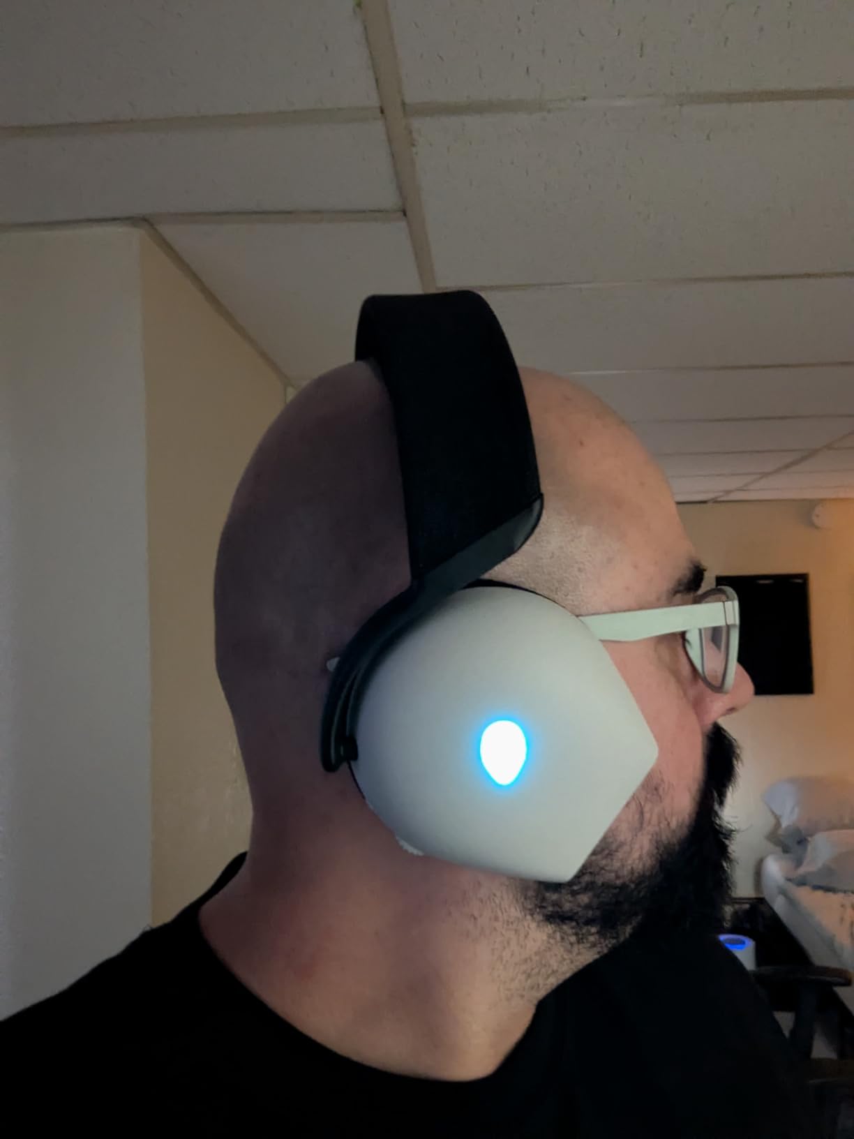 Alienware Tri-Mode Wireless Gaming Headset AW725H - Wired/Wireless, Bluetooth 5.3, Audio Output - 20 Hz, Mini-Phone (3.5mm), Battery Talk Time Up to 55 Hrs (Bluetooth), Dark Side of The Moon Customer Review Alienware Tri-Mode Wireless Gaming Headset AW725H - Wired/Wireless, Bluetooth 5.3, Audio Output - 20 Hz, Mini-Phone (3.5mm), Battery Talk Time Up to 55 Hrs (Bluetooth), Dark Side of The Moon - Customer Photo 2