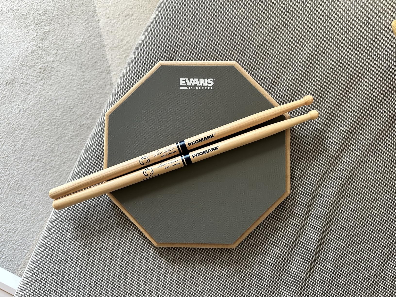 Evans RealFeel - Drum Practice Pad - Drum Pad - Drummer Practice Pad - Gum Rubber & Neoprene, 2 Sided, 12 Inch customer photo 2
