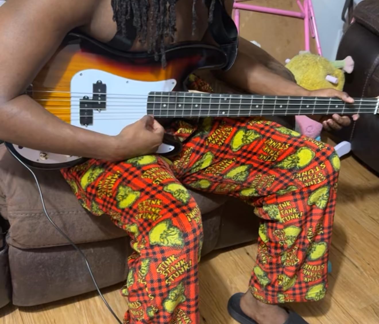 Stedman Beginner Series Bass Guitar Bundle with 15-Watt Amp, Gig Bag, Instrument Cable, Strap, Strings, Picks, and Polishing Cloth - Black customer photo 2
