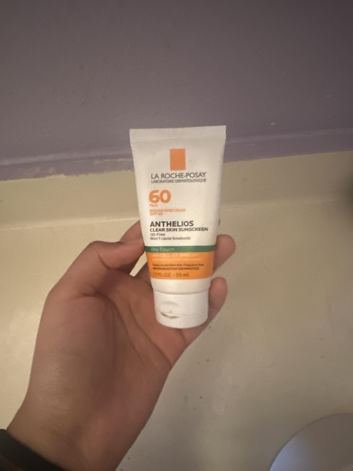 La Roche-Posay Anthelios Clear Skin Sunscreen Dry Touch SPF 60, Oil Free Sunscreen For Face, Oil Absorbing, Broad Spectrum SPF + Antioxidants, Non-Greasy, Oxybenzone Free customer photo 1